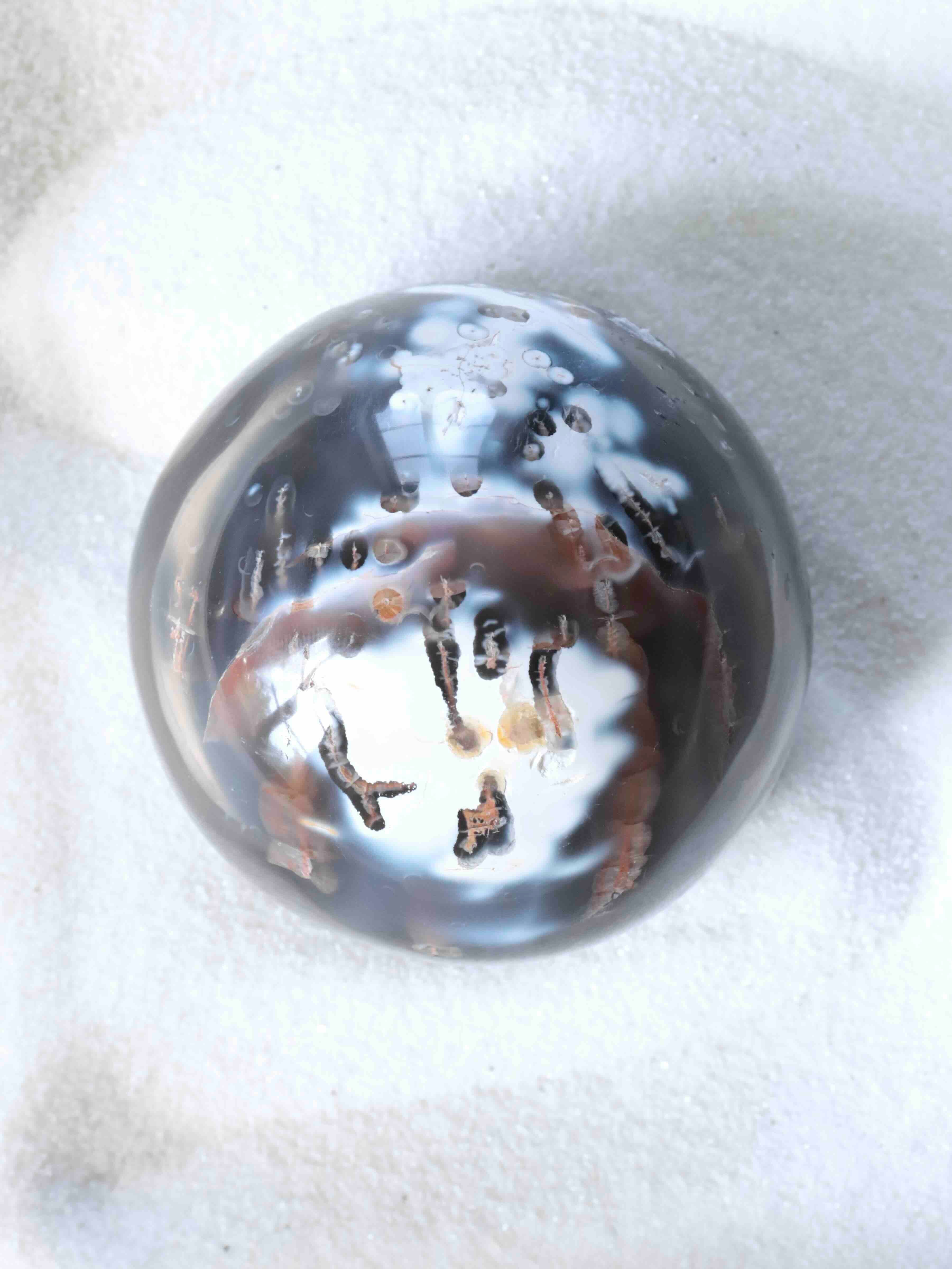 Sphère en Agate orque naturelle de Madagascar pour rétablir l'harmonie, quartz microcristallin aux motifs noir et blanc façonné à la main – SOLYA, boutique de cristaux en Belgique