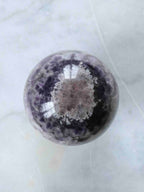 Grande sphere en Amethyste chevron du Bresil | Pierre pour se detendre et se reconnecter | SOLYA | Bijoux, Cristaux et mineraux en Belgique | Boutique de pierres naturelles et ethiques