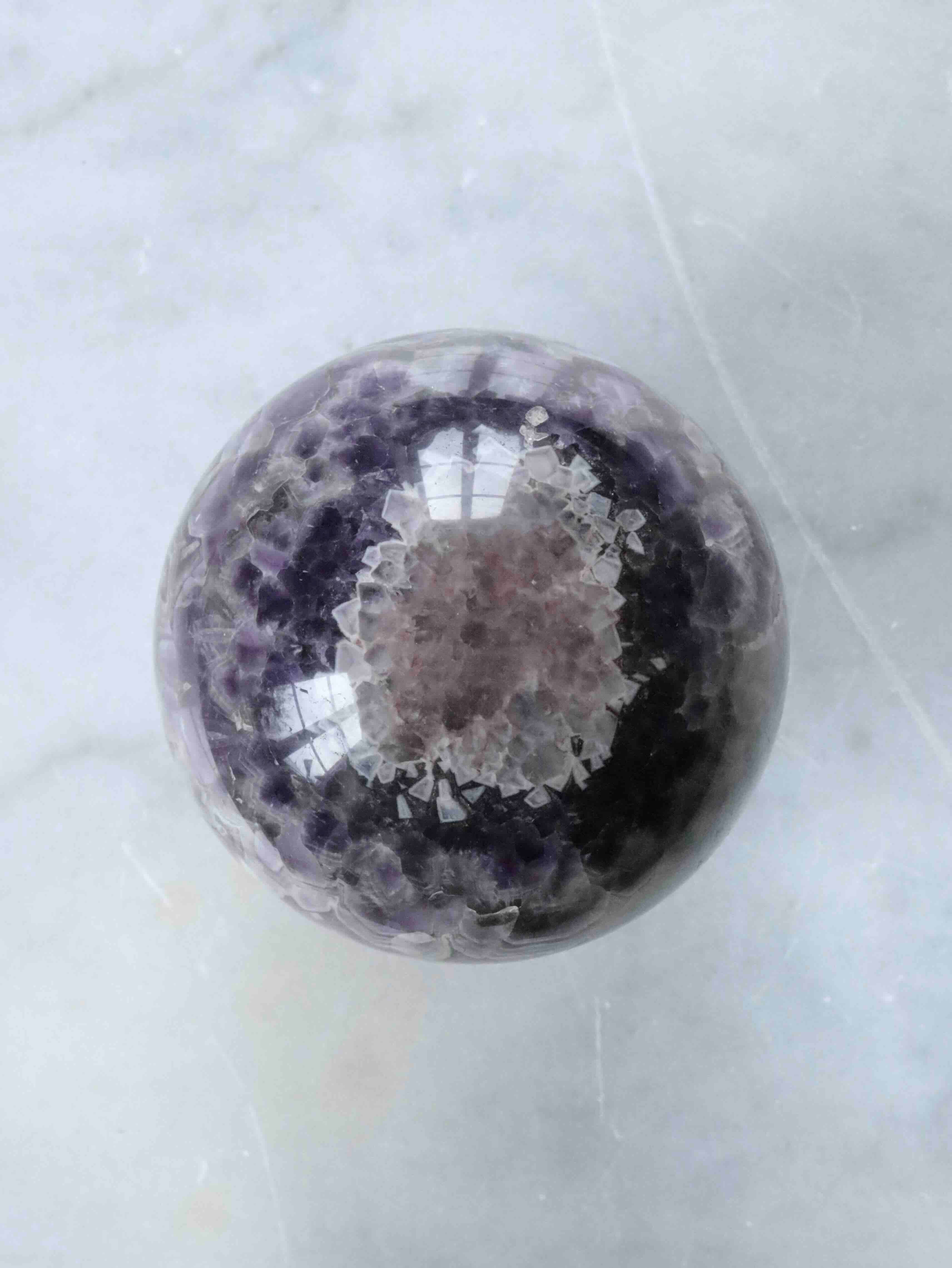 Grande sphere en Amethyste chevron du Bresil | Pierre pour se detendre et se reconnecter | SOLYA | Bijoux, Cristaux et mineraux en Belgique | Boutique de pierres naturelles et ethiques