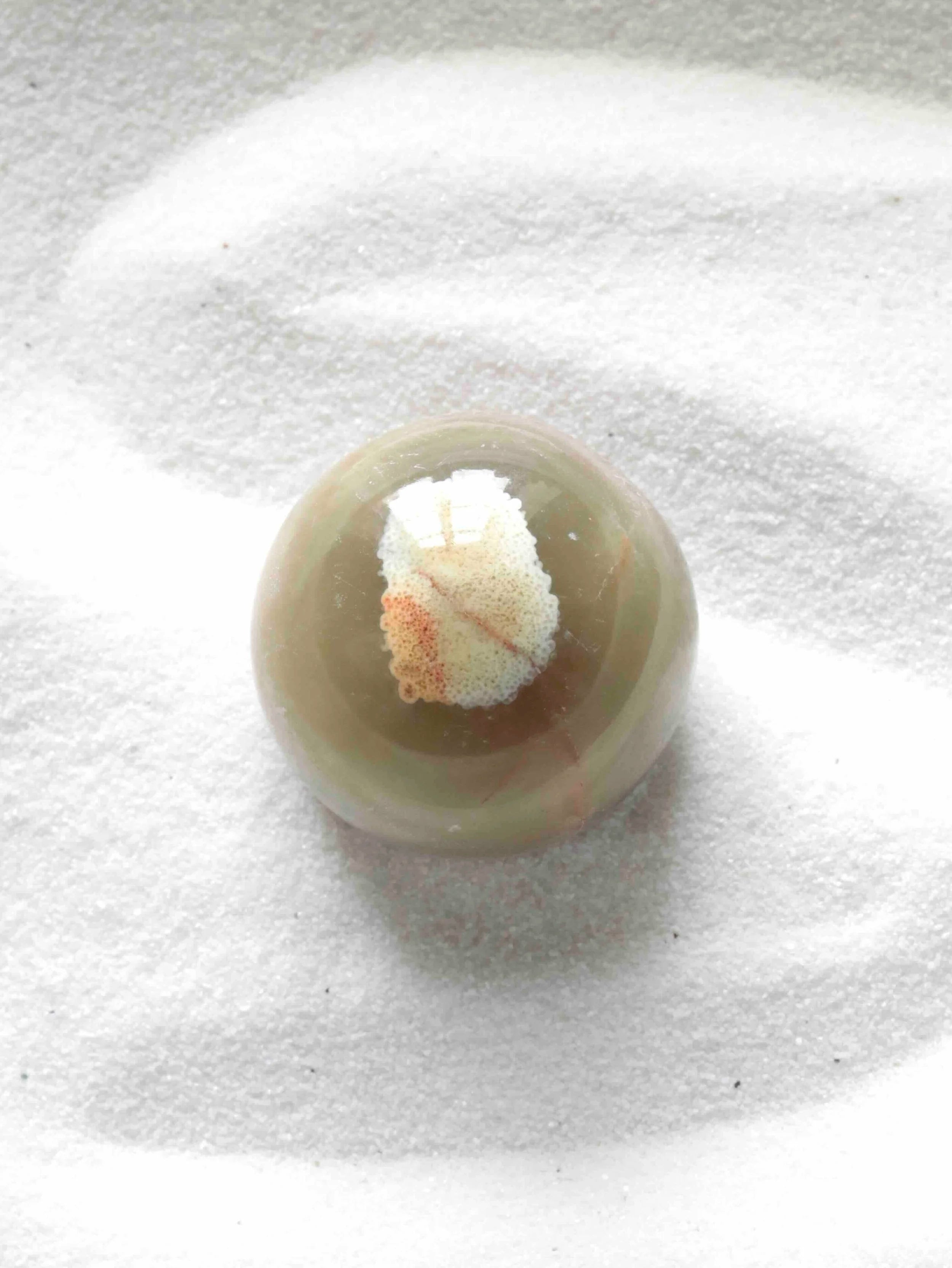 Sphere en Aragonite | Pierre pour la paix intérieure et la stabilité  | SOLYA | Bijoux, pierres, cristaux & minéraux en Belgique | Ethique et naturelles