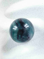 Sphere en Fluorite | Pierre pour se detendre & se reconnecter à son savoir | SOLYA | Bijoux, Cristaux et mineraux en Belgique | Boutique de pierres naturelles et ethiques