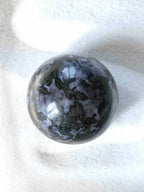Sphère en Gabbro éthique pour accéder à une compréhension plus profonde, pierre décorative unique pour harmoniser une pièce – SOLYA, pierres naturelles en Belgique