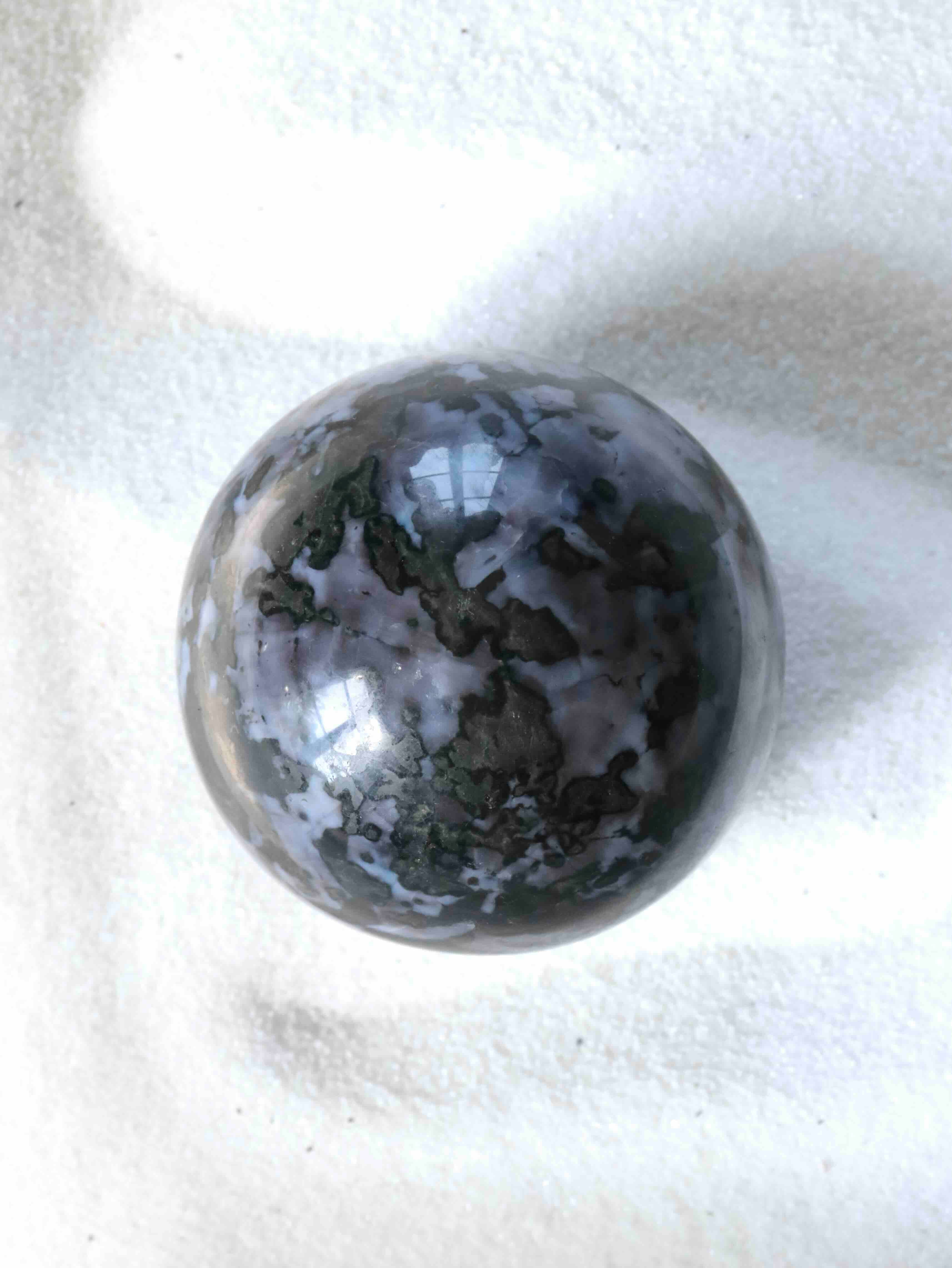 Sphère en Gabbro éthique pour accéder à une compréhension plus profonde, pierre décorative unique pour harmoniser une pièce – SOLYA, pierres naturelles en Belgique