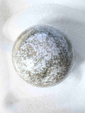 Sphère en Jaspe Océan naturel pour le lâcher prise et la douceur, pierre éthique façonnée à la main, 8 cm de diamètre – SOLYA, boutique de cristaux et minéraux en Belgique