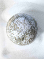 Sphère en Jaspe Océan naturel pour le lâcher prise et la douceur, pierre éthique façonnée à la main, 8 cm de diamètre – SOLYA, boutique de cristaux et minéraux en Belgique