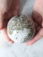 Sphère en Jaspe Océan de Madagascar, pierre semi-précieuse polie à la main pour s'envelopper de douceur – SOLYA, boutique de pierres naturelles en Belgique
