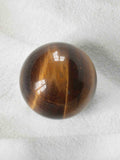 Sphère en Oeil-de-tigre - Pierre pour laisser briller sa lumière - Boutique de bijoux, cristaux et mineraux en Belgique