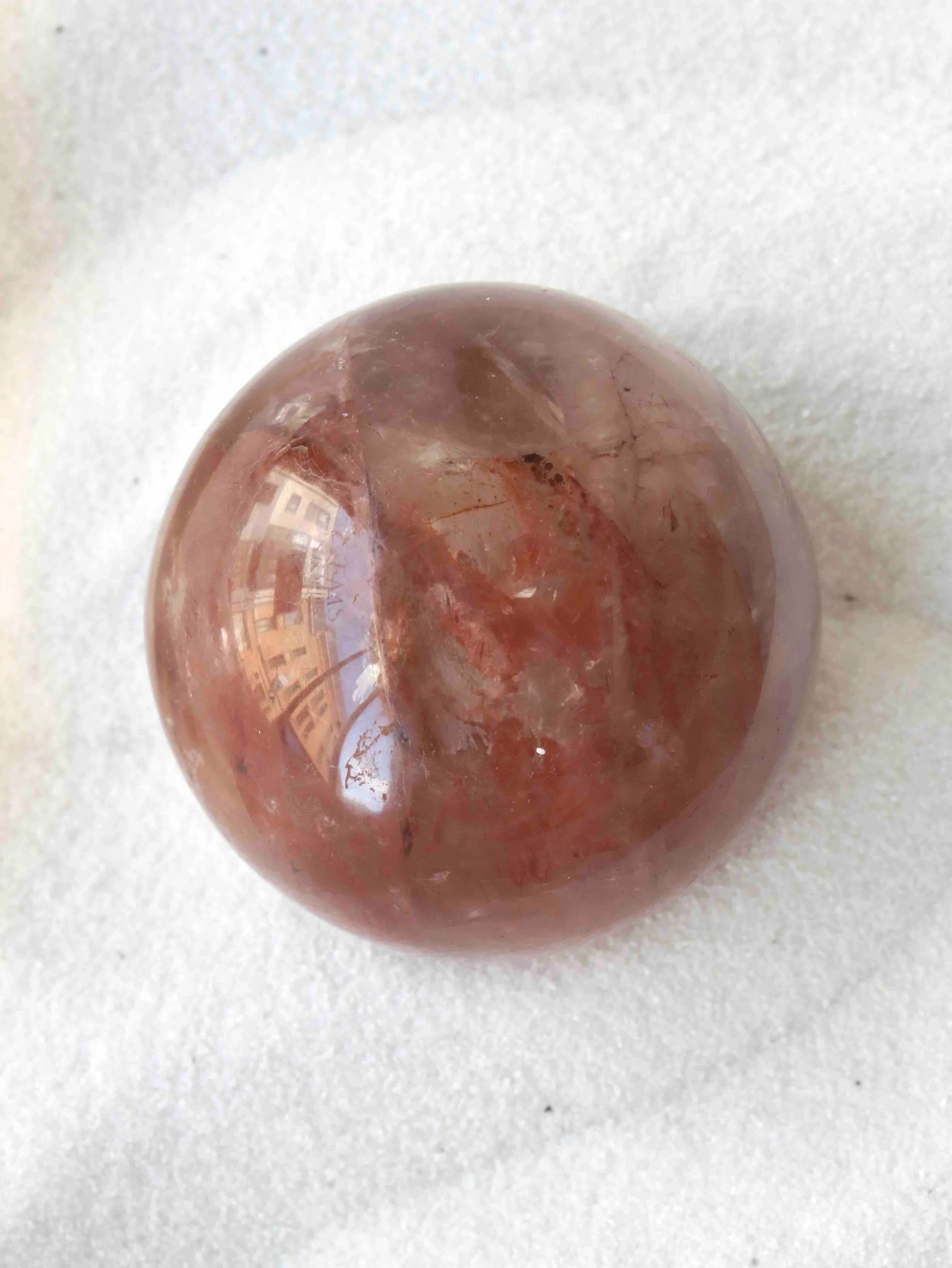 Sphere en Quartz a Hematite | Pierre pour raviver sa flamme | SOLYA | Bijoux, cristaux & minéraux en Belgique | Eshop de pierres ethiques & naturelles | Sélectionnees par une gemmologue