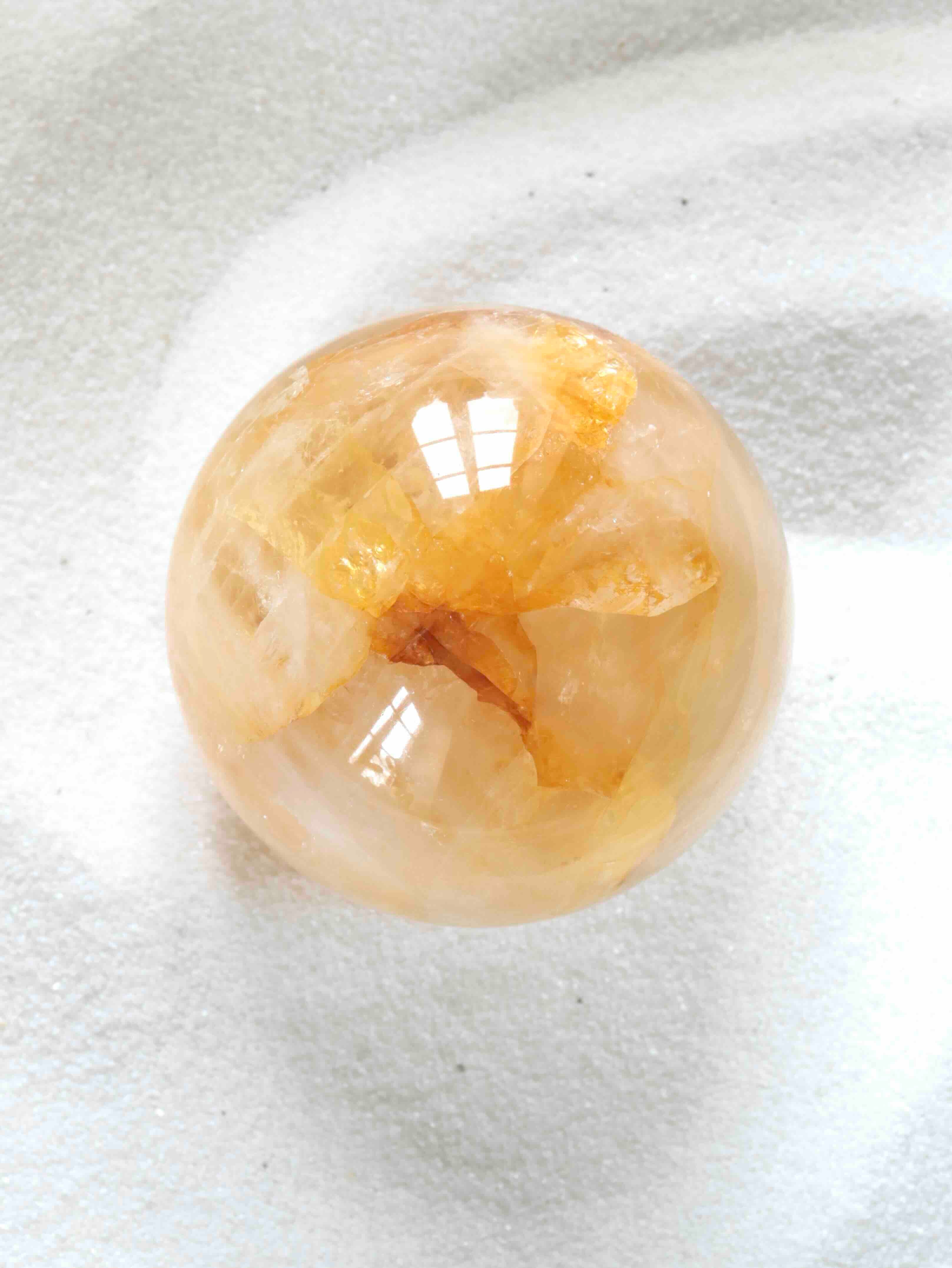 Sphère en Quartz doré - Pierre pour l'Ancrage & la lumière - SOLYA - Bijoux, Cristaux et mineraux en Belgique - Boutique de pierres naturelles et ethiques