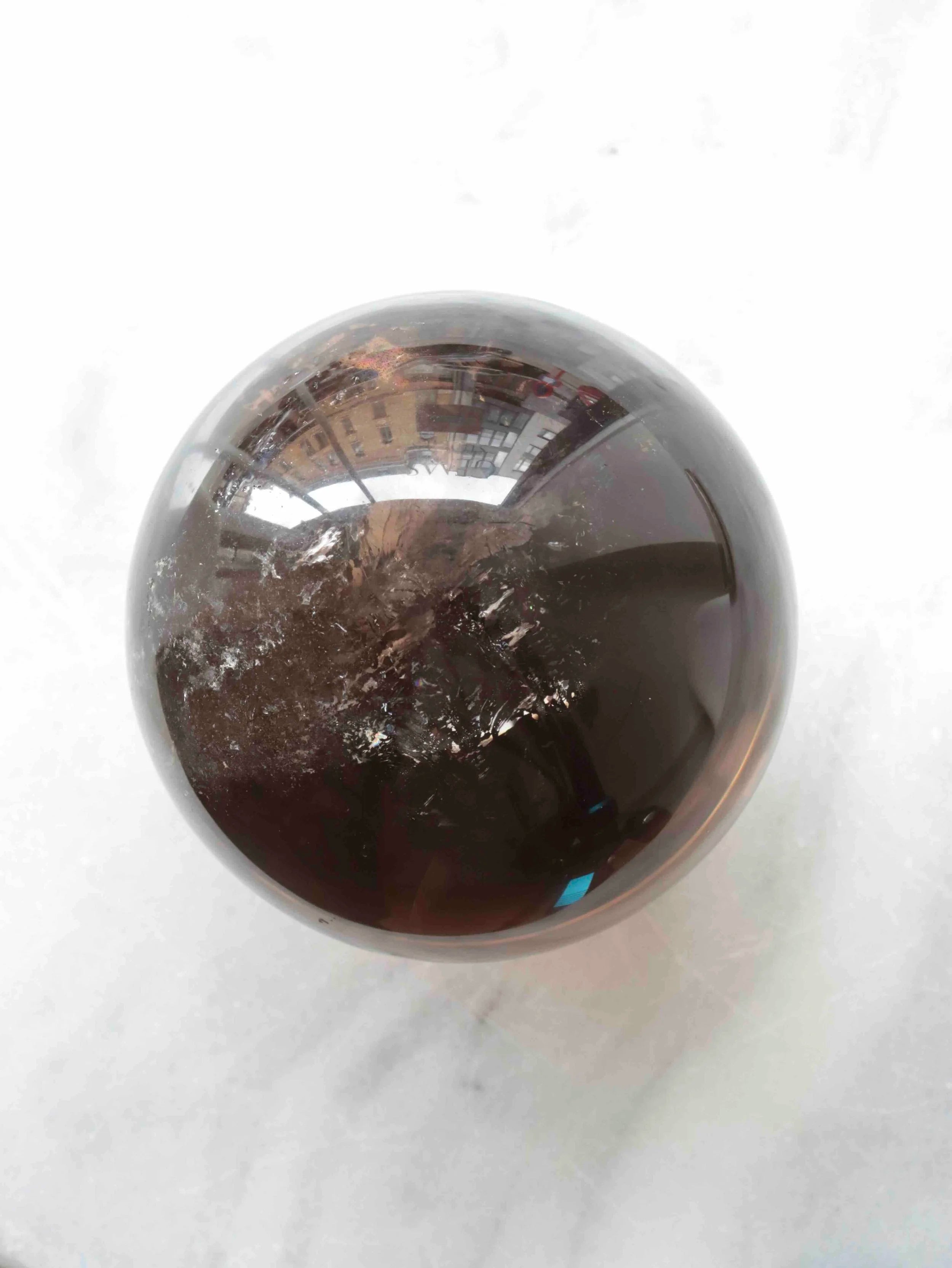 Sphere en Quartz fumé | Pierre pour se recentrer et atténuer les émotions fortes | SOLYA | Bijoux, pierres, cristaux & minéraux en Belgique | Ethique et naturelles