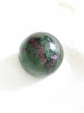 Sphère en Rubis dans zoisite - Pierre pour équilibrer l'énergie du coeur - SOLYA - Bijoux, Cristaux et mineraux en Belgique - Boutique de pierres naturelles et ethiques
