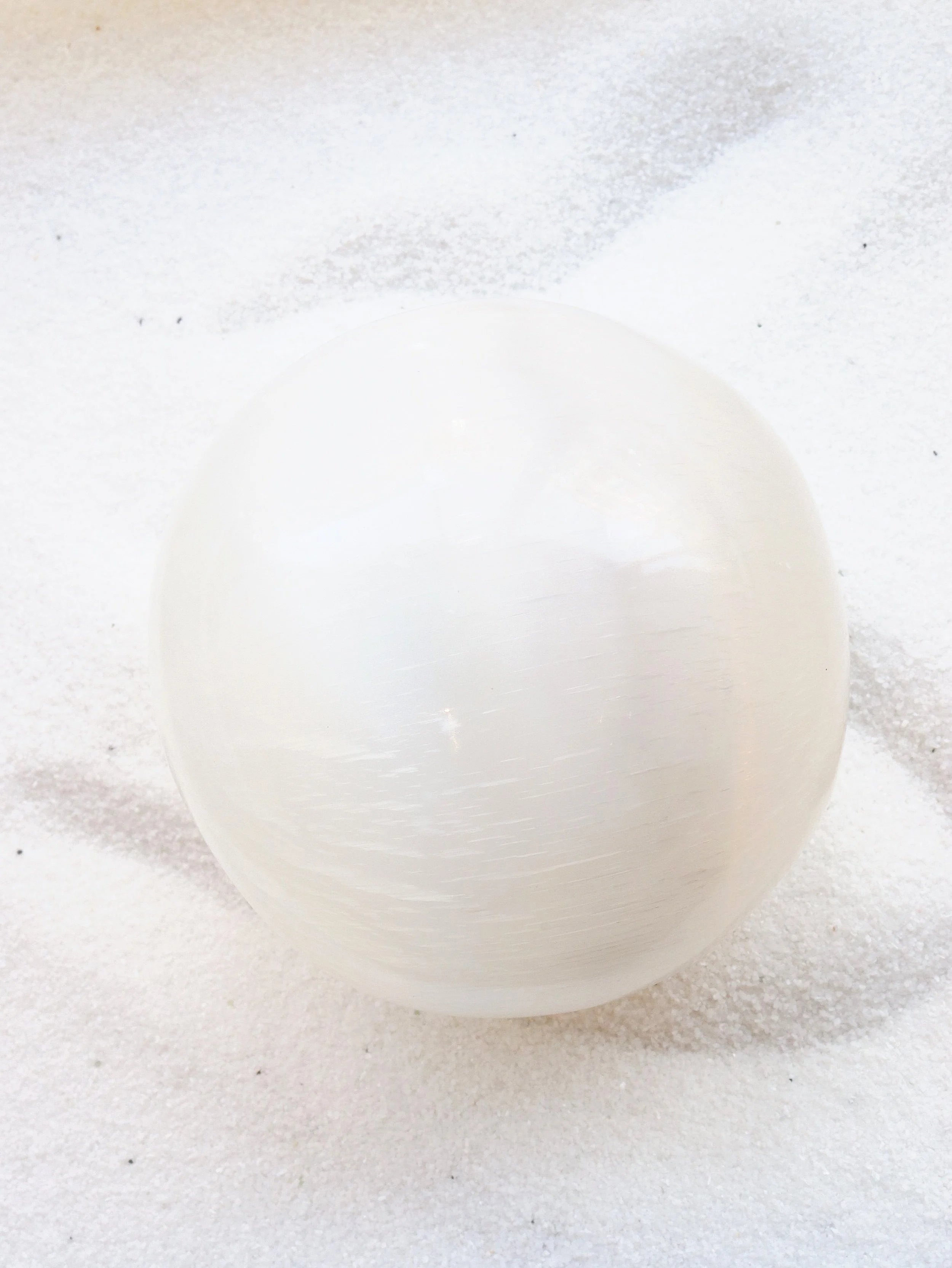 Sphere en Selenite | Pierre pour assainir et apaiser | SOLYA | Bijoux, Cristaux & Minéraux | Boutique de pierres naturelles & éthiques belge | EShop de lithothérapie
