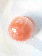 Sphère en Sélénite Orange naturelle – teinte orange vif avec inclusions d'Hématite – lithothérapie – SOLYA Belgique