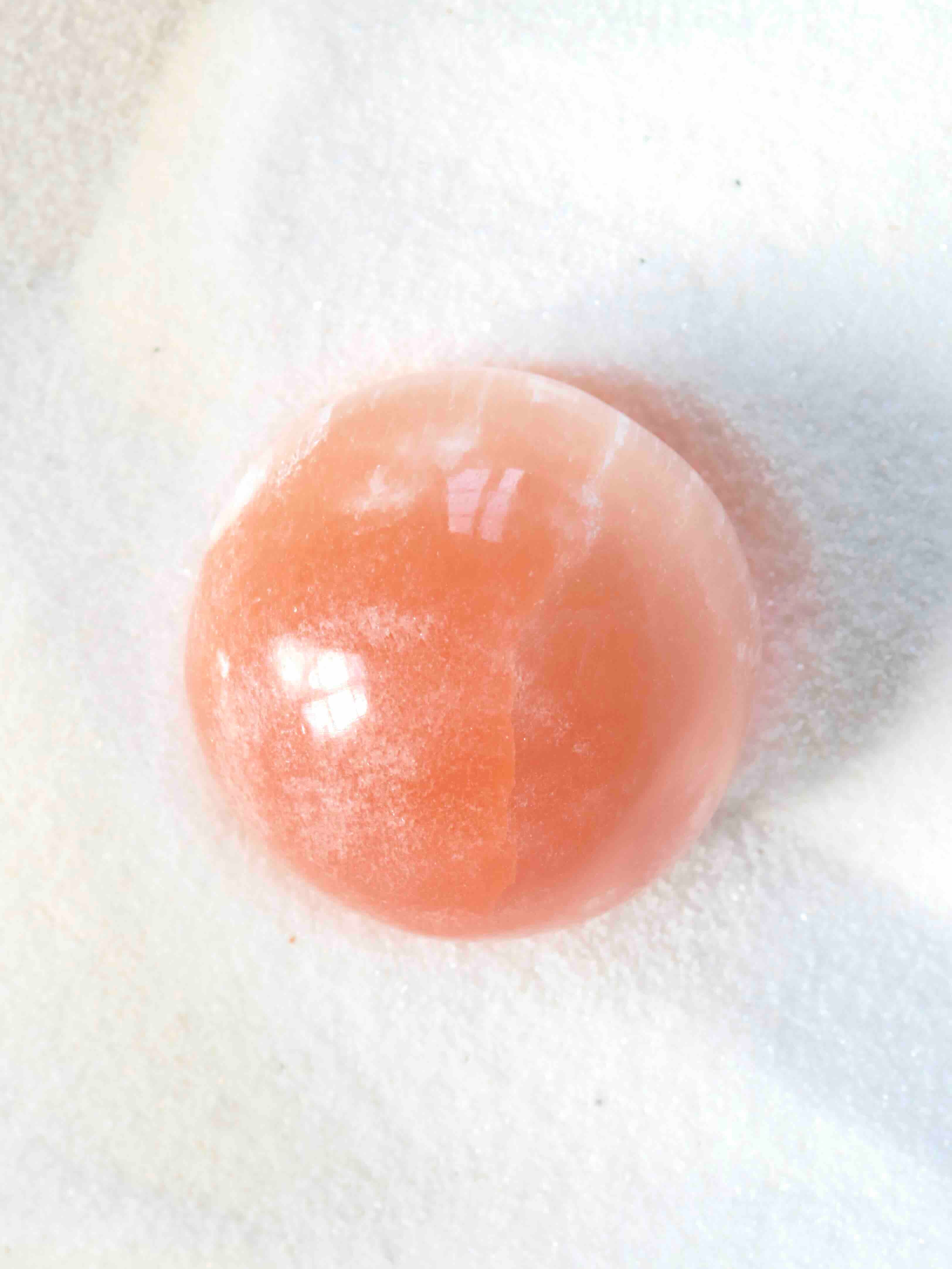 Sphère en Sélénite Orange naturelle – teinte orange vif avec inclusions d'Hématite – lithothérapie – SOLYA Belgique