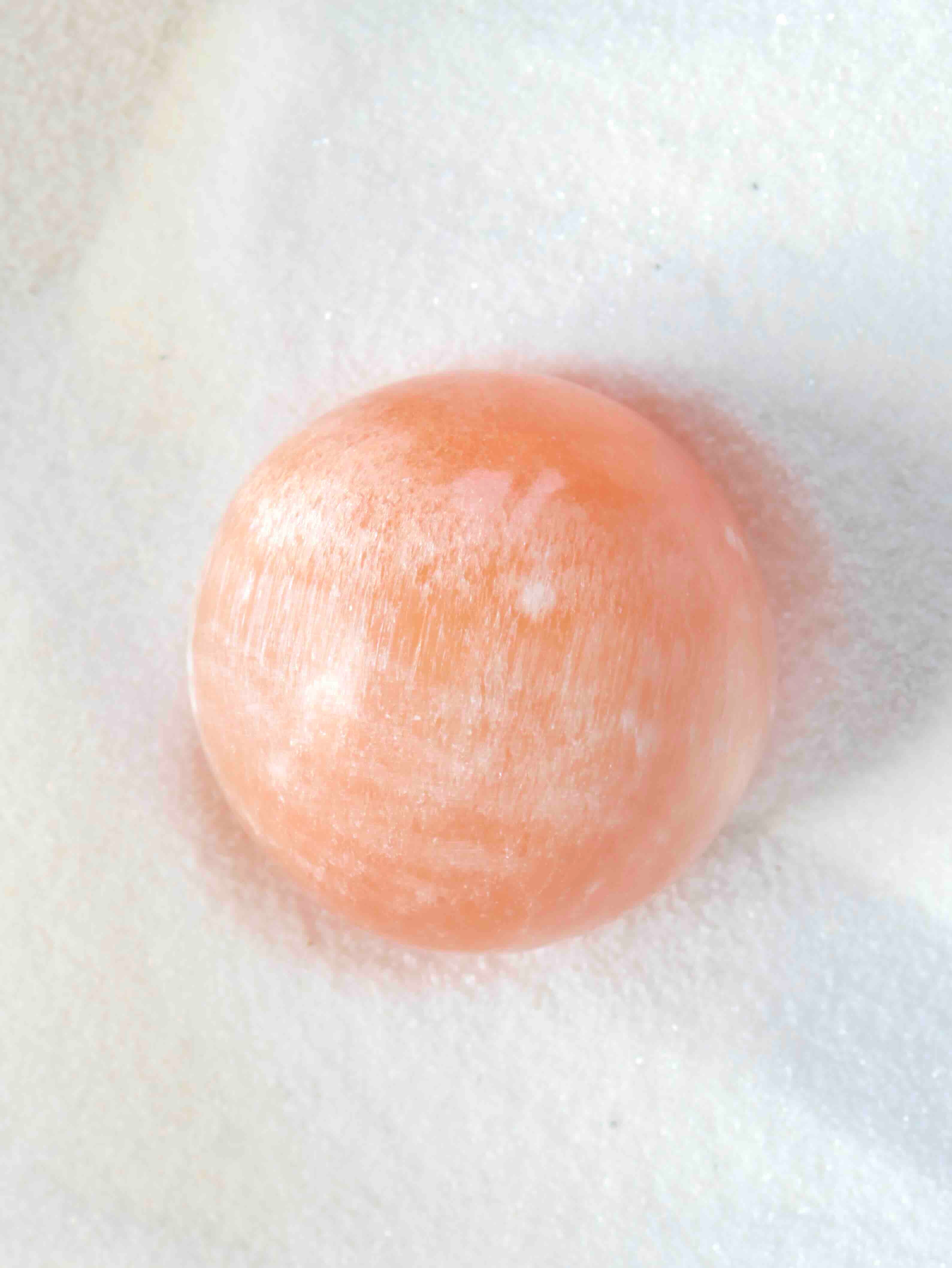 Sphère en Sélénite Orange naturelle – surface granuleuse orange doux – façonnée à la main Maroc – SOLYA Belgique
