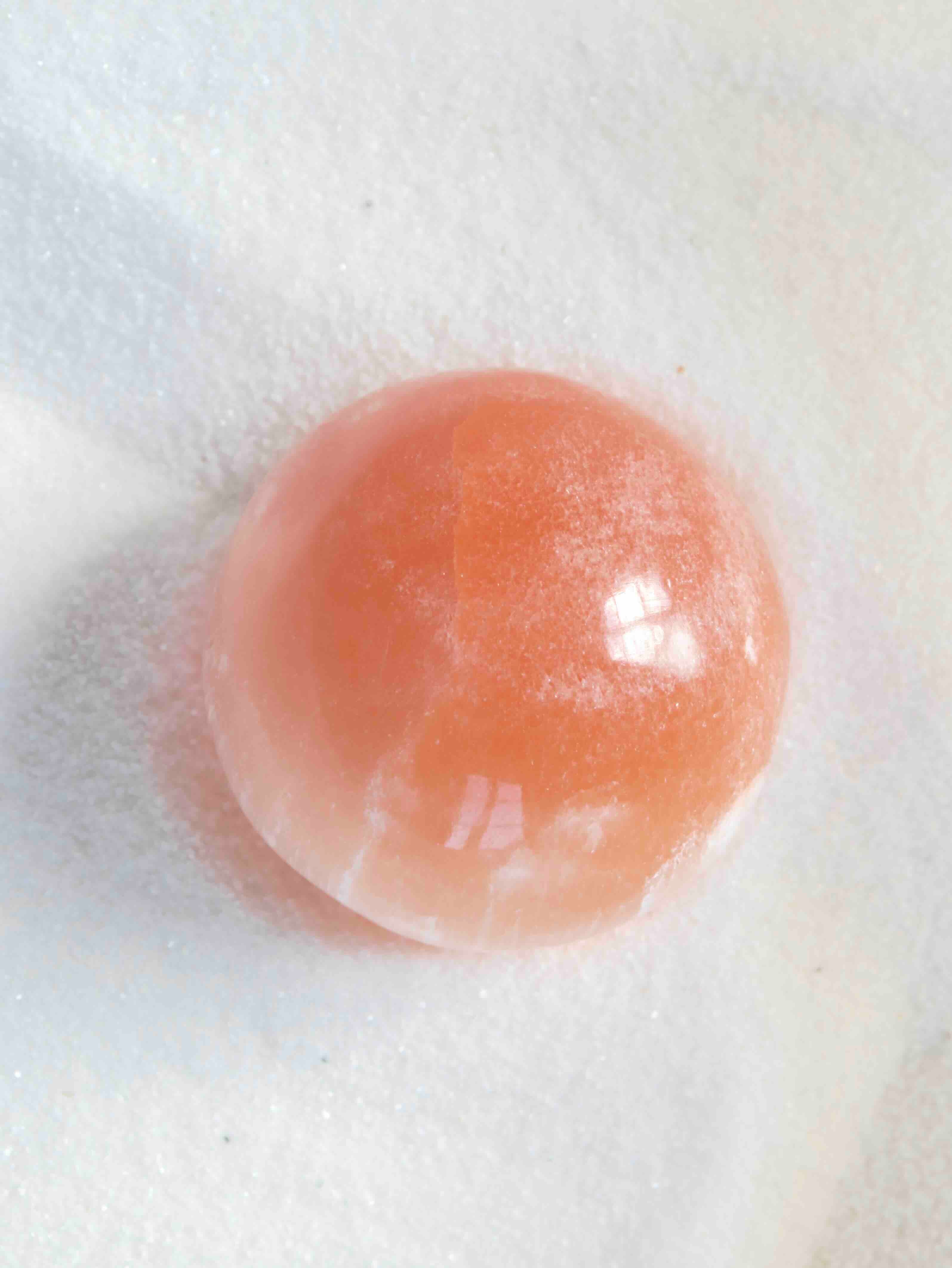 Sphère en Sélénite Orange naturelle – translucide avec reflets internes et base nacrée – connexion à soi – SOLYA Belgique