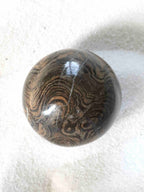 Détail de la sphère stromatolite du Pérou – gemme fossile 3,5 milliards d'années – boutique SOLYA