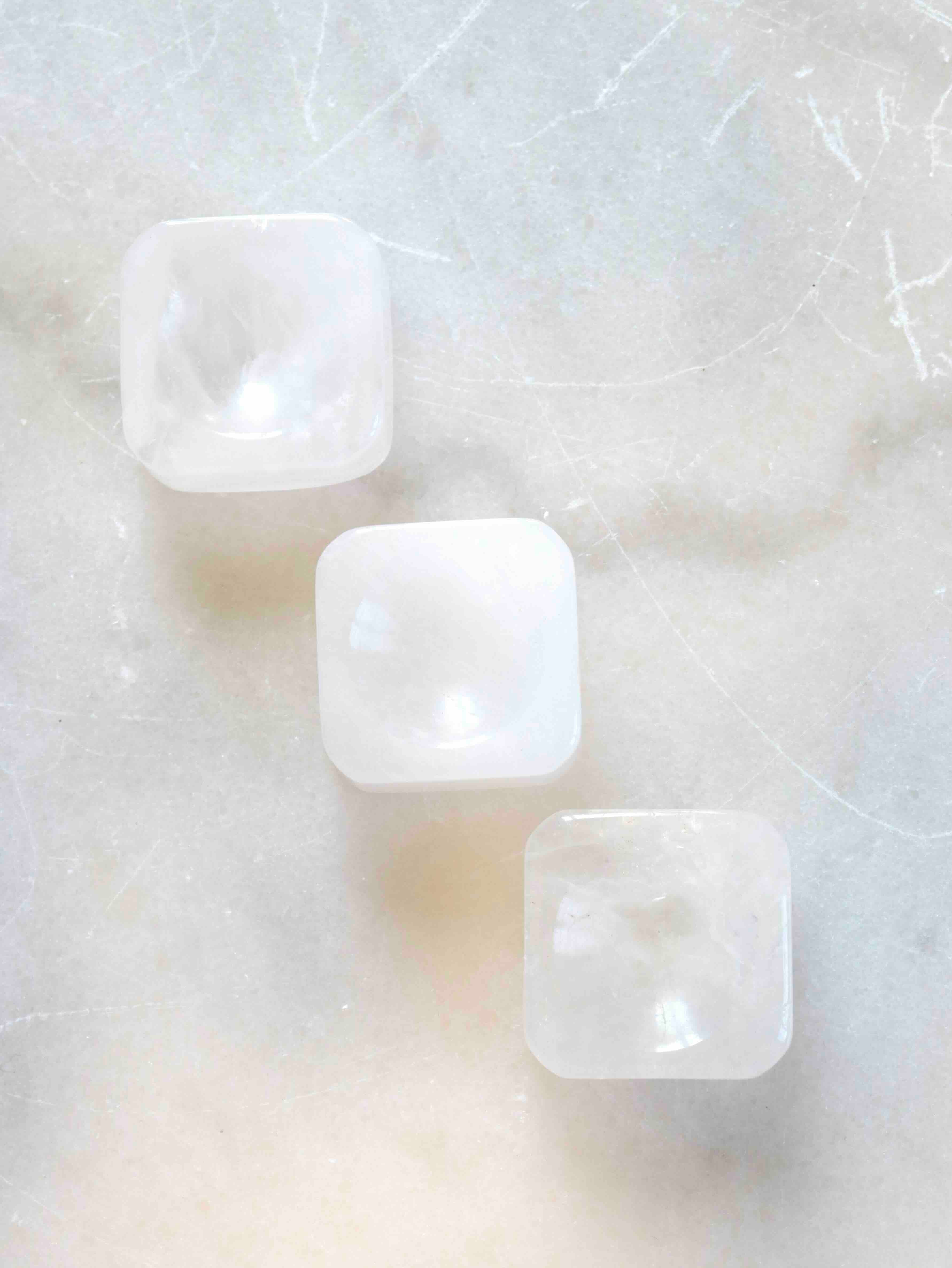 Support sphère Cristal de Roche en main – Pierre semi-précieuse – SOLYA Belgique
