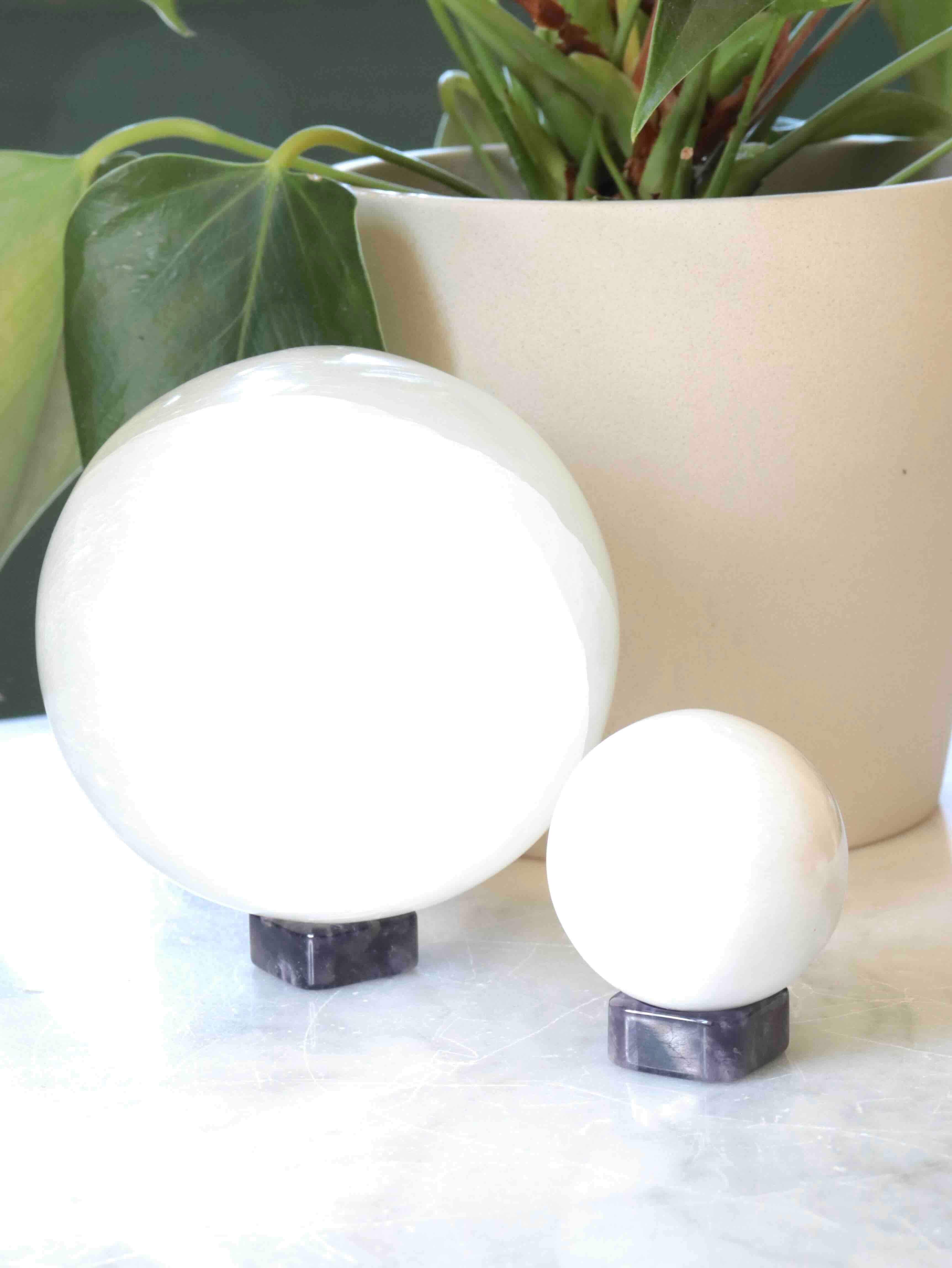 Support en Améthyste avec sphère – Accessoire décoratif éthique – SOLYA
