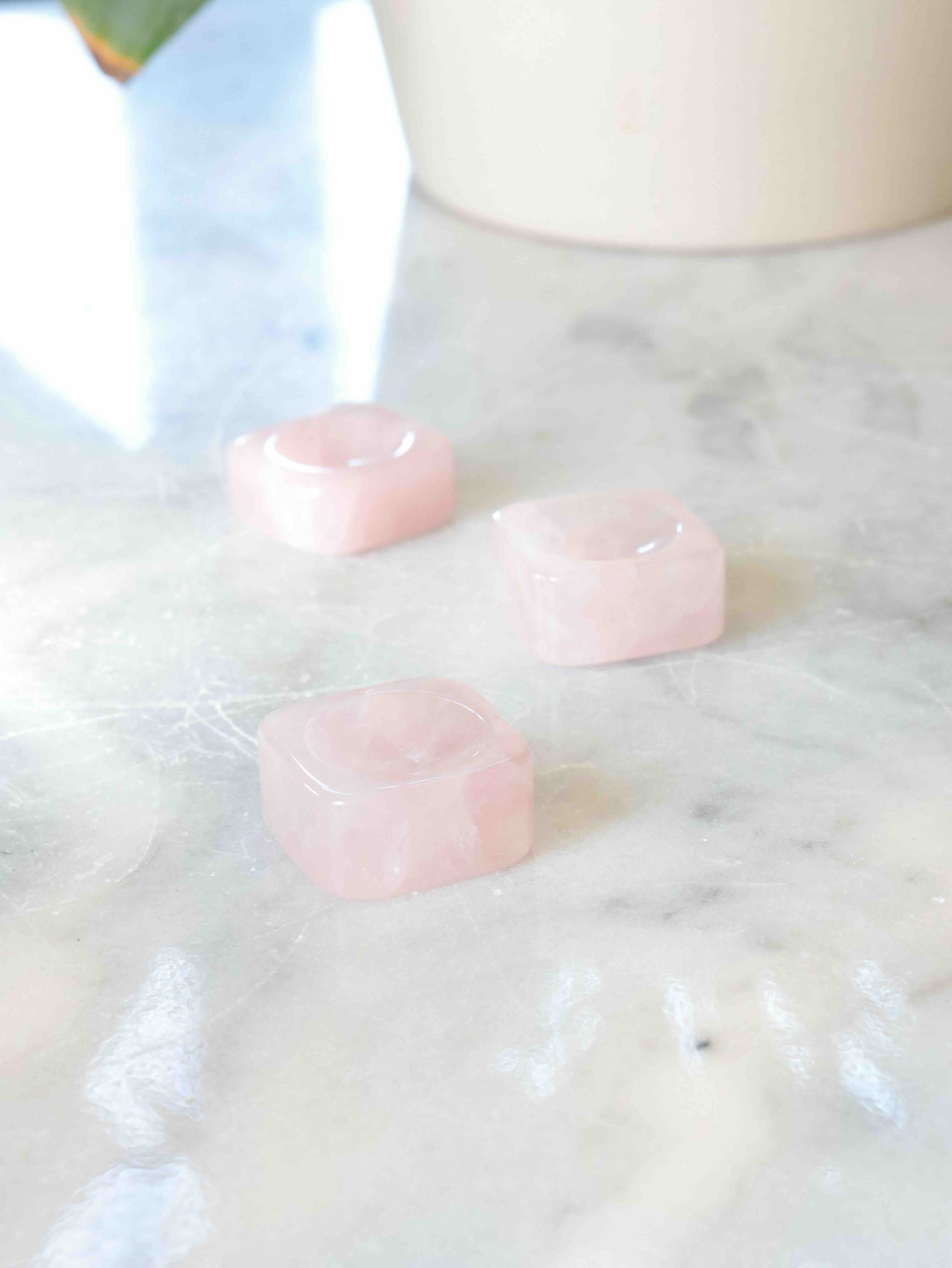 Support pour sphère en Quartz rose – Pierre pour l'amour et la douceur – SOLYA Belgique