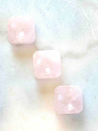 Support sphère en Quartz rose naturel – Bijou de maison – Boutique SOLYA