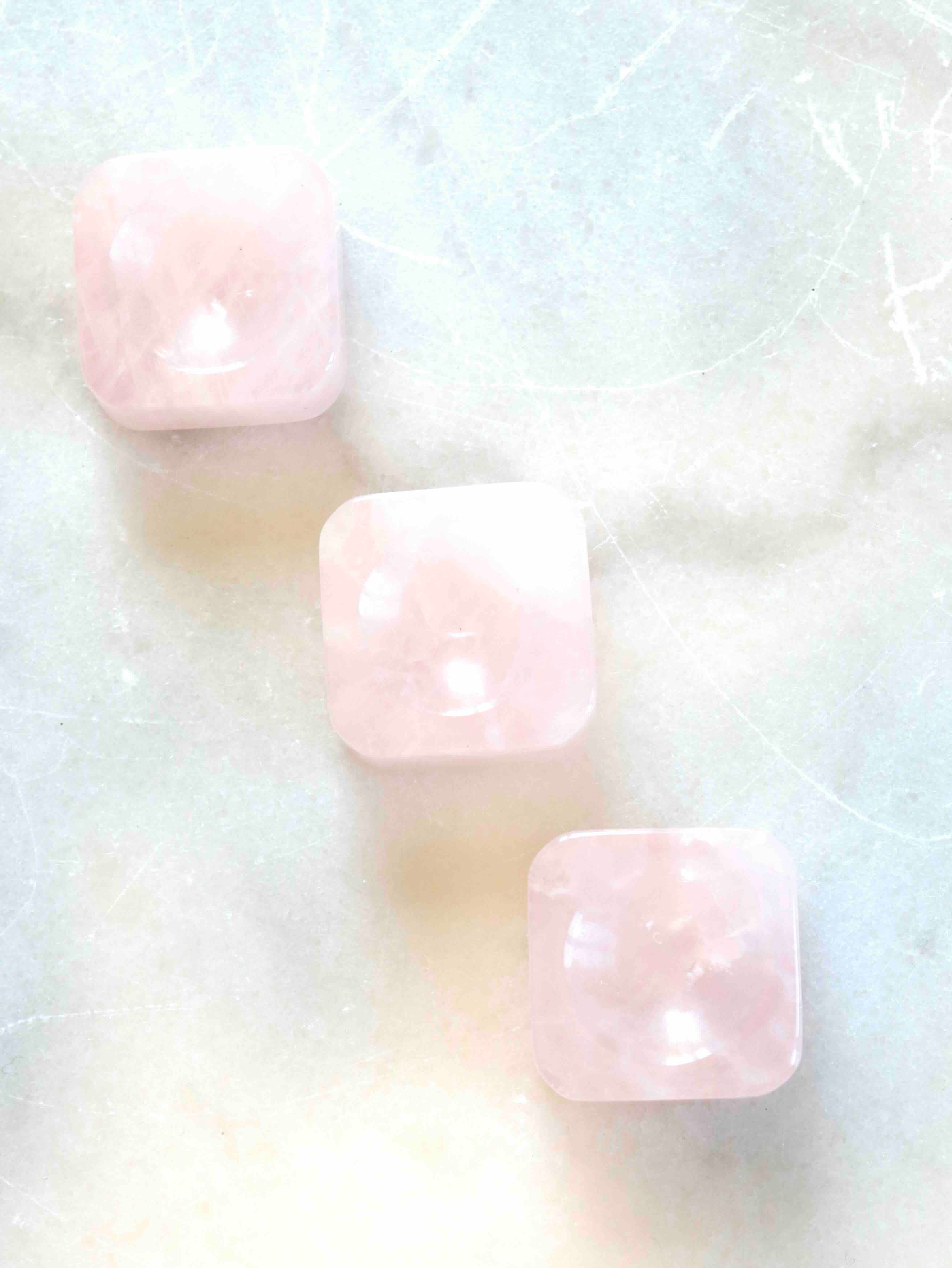 Support sphère en Quartz rose naturel – Bijou de maison – Boutique SOLYA