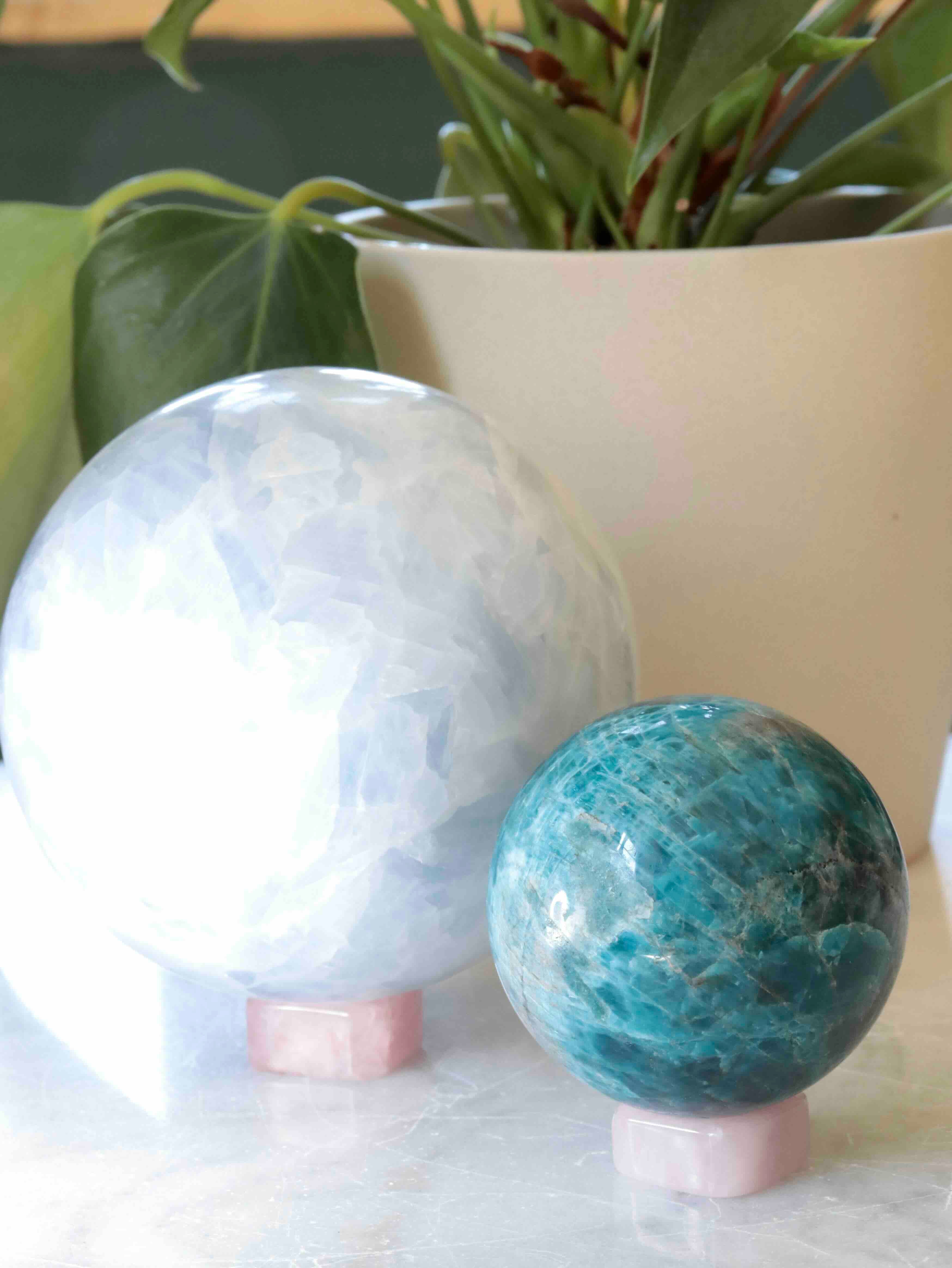 Support en Quartz rose naturel avec sphère – Accessoire décoratif éthique – SOLYA