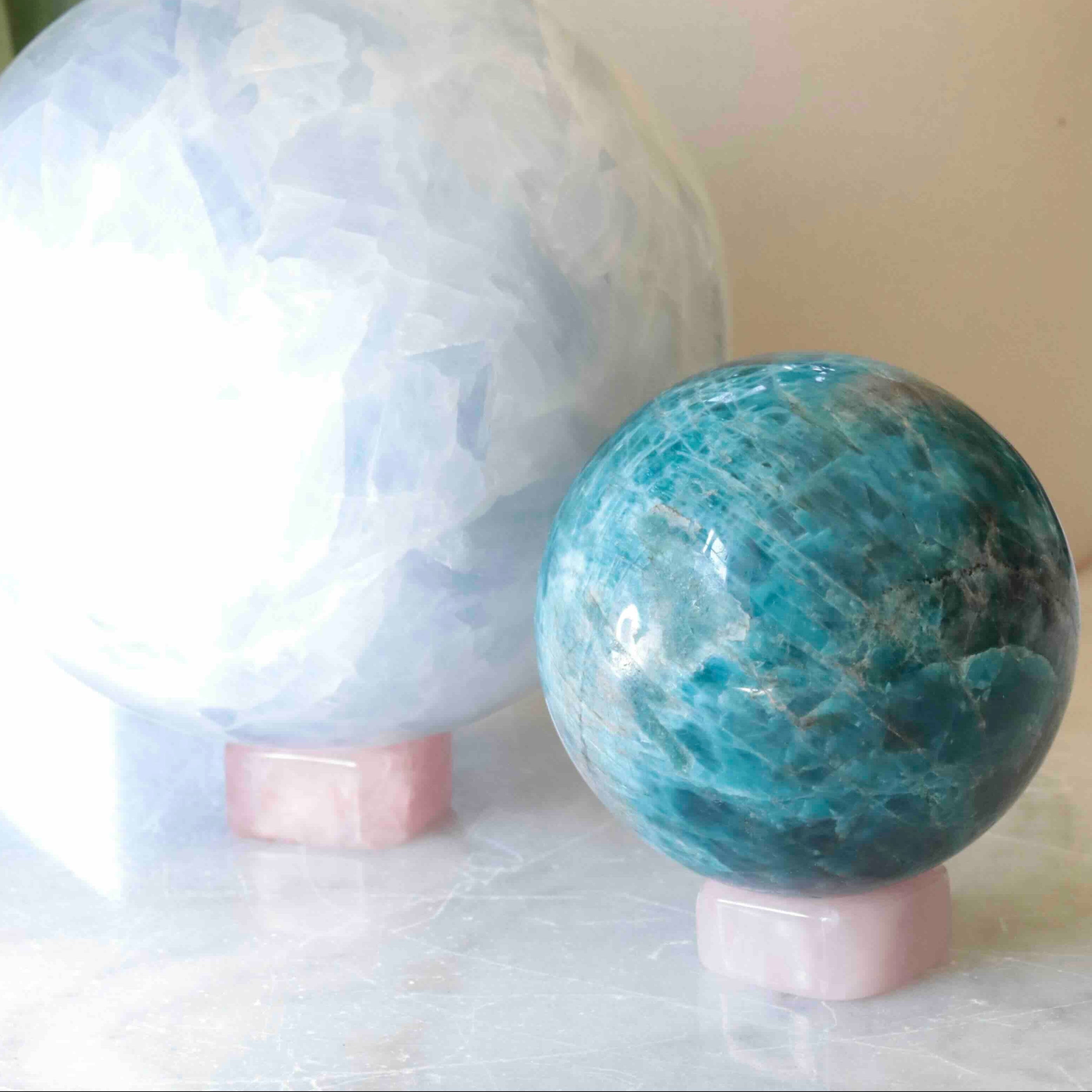 Support en Quartz rose naturel avec sphère – Accessoire décoratif éthique – SOLYA