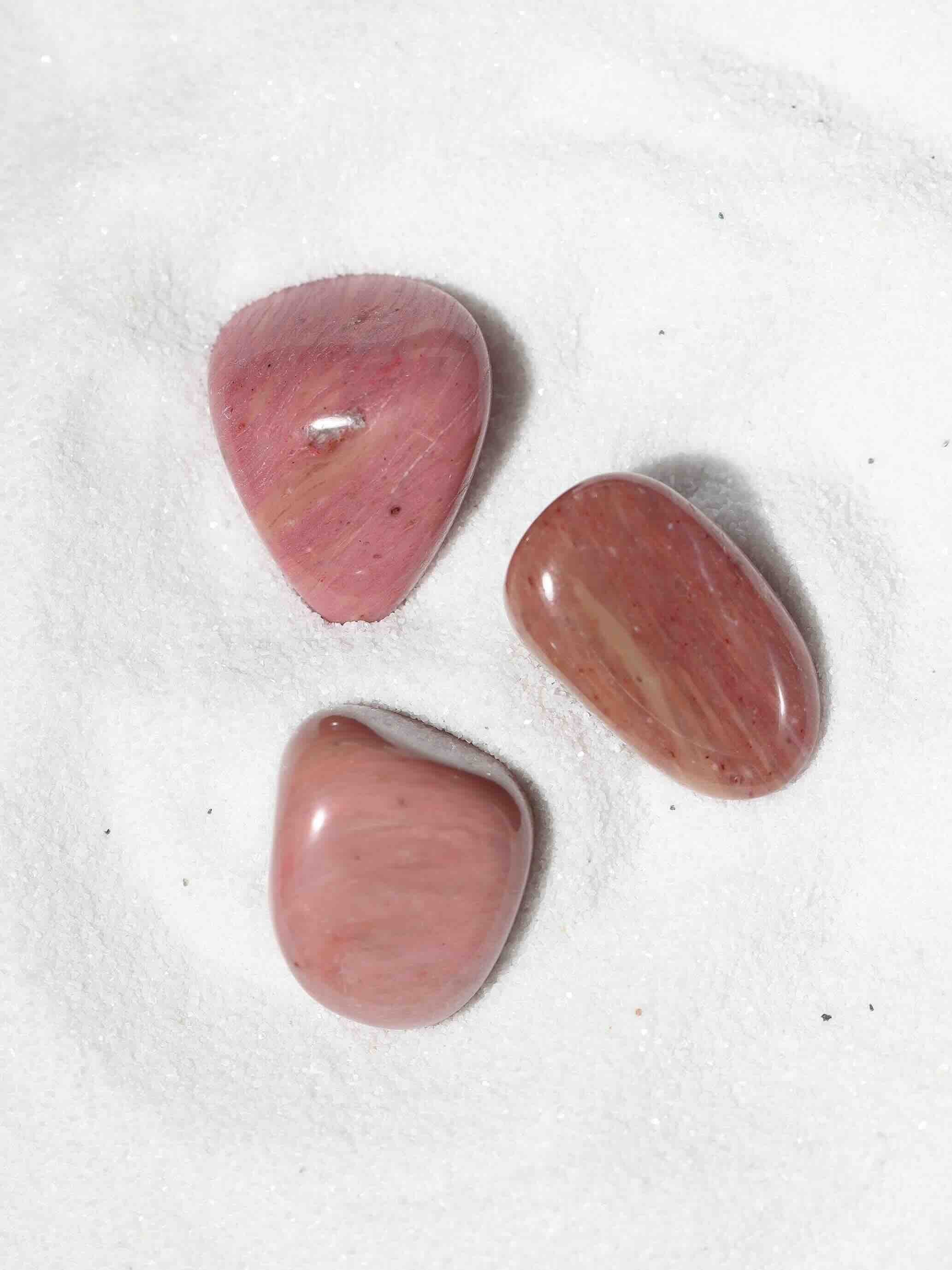 Thulite | Pierre pour evacuer les angoisses et rayonner | SOLYA | Pierres ethiques et naturelles en Belgique | Bijoux, cristaux et mineraux 