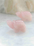 Tortue en quartz rose sculptée, vue de face.