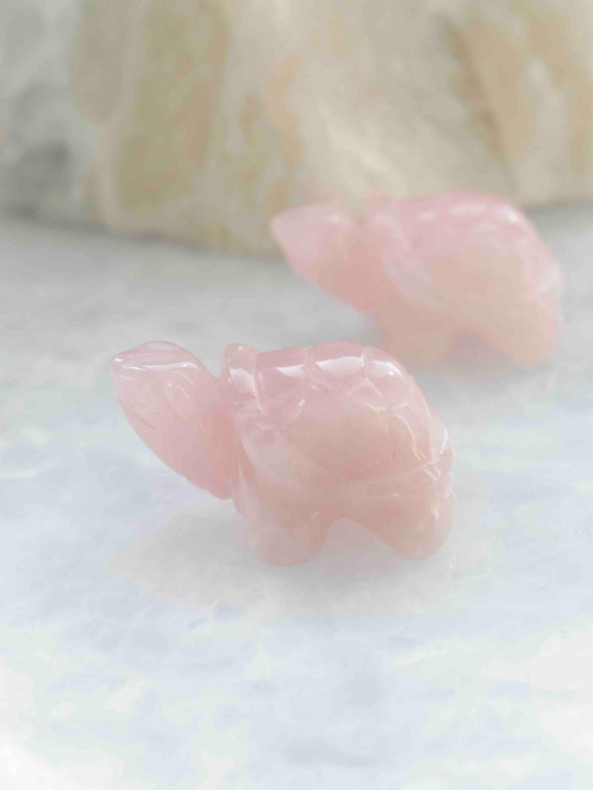Tortue en quartz rose sculptée, vue de face.
