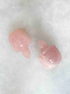 Figurine décorative de tortue en quartz rose, d’environ 4 cm de long.