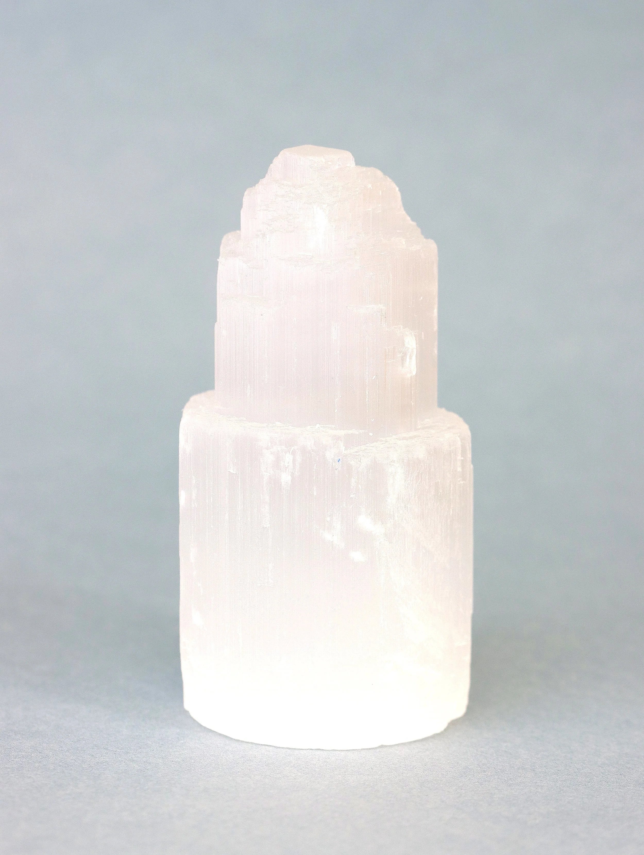 Tour de Selenite | Pierre pour assainir & apaiser | SOLYA | Boutique belge de pierres, bijoux, cristaux et minéraux | Ethique & Traçable