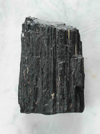 Tourmaline noire brute - Pierre pour éloigner les énergies négatives - SOLYA - Bijoux, Cristaux et mineraux en Belgique - Boutique de pierres naturelles et ethiques