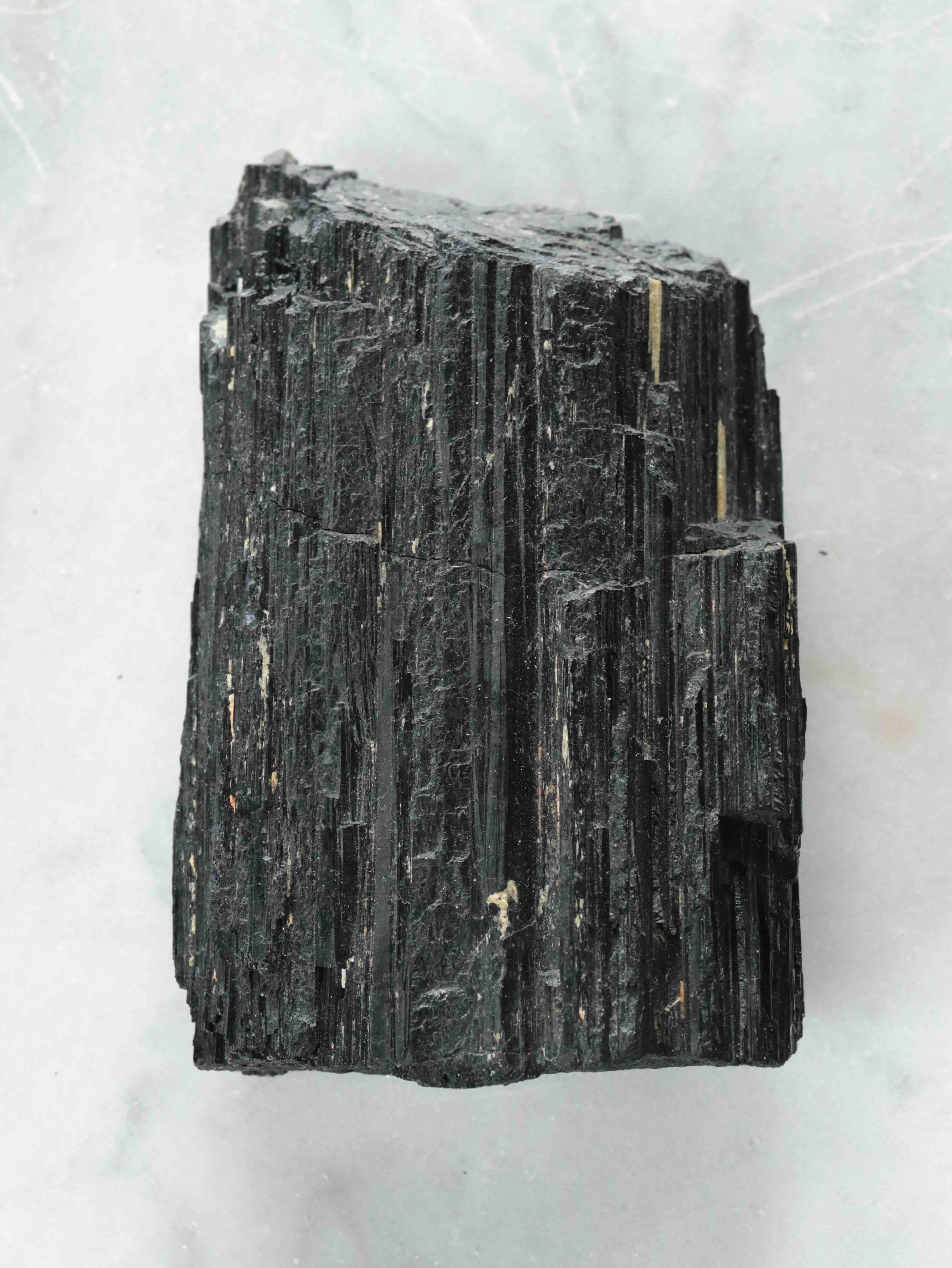 Tourmaline noire brute - Pierre pour éloigner les énergies négatives - SOLYA - Bijoux, Cristaux et mineraux en Belgique - Boutique de pierres naturelles et ethiques