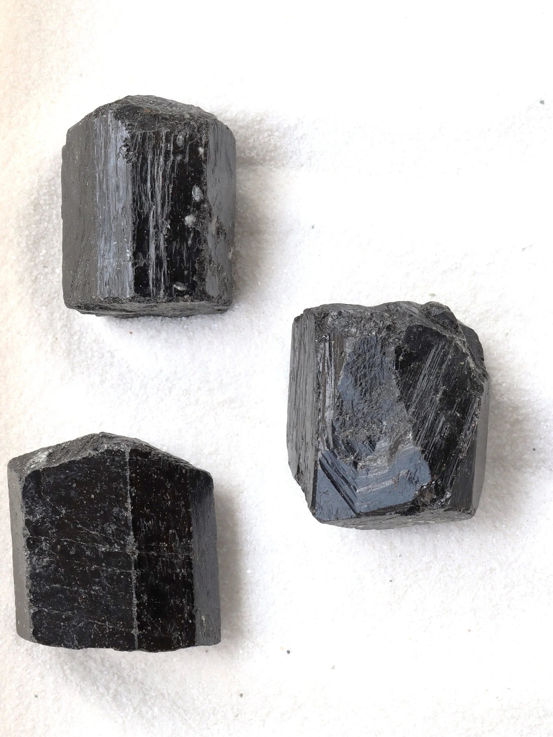 Tourmaline noire brute | Pierre pour éloigner les énergies négatives  | SOLYA | Bijoux, pierres, cristaux & minéraux en Belgique | Ethique et naturelle