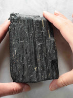 Tourmaline noire brute - Pierre pour éloigner les énergies négatives - SOLYA - Bijoux, Cristaux et mineraux en Belgique - Boutique de pierres naturelles et ethiques