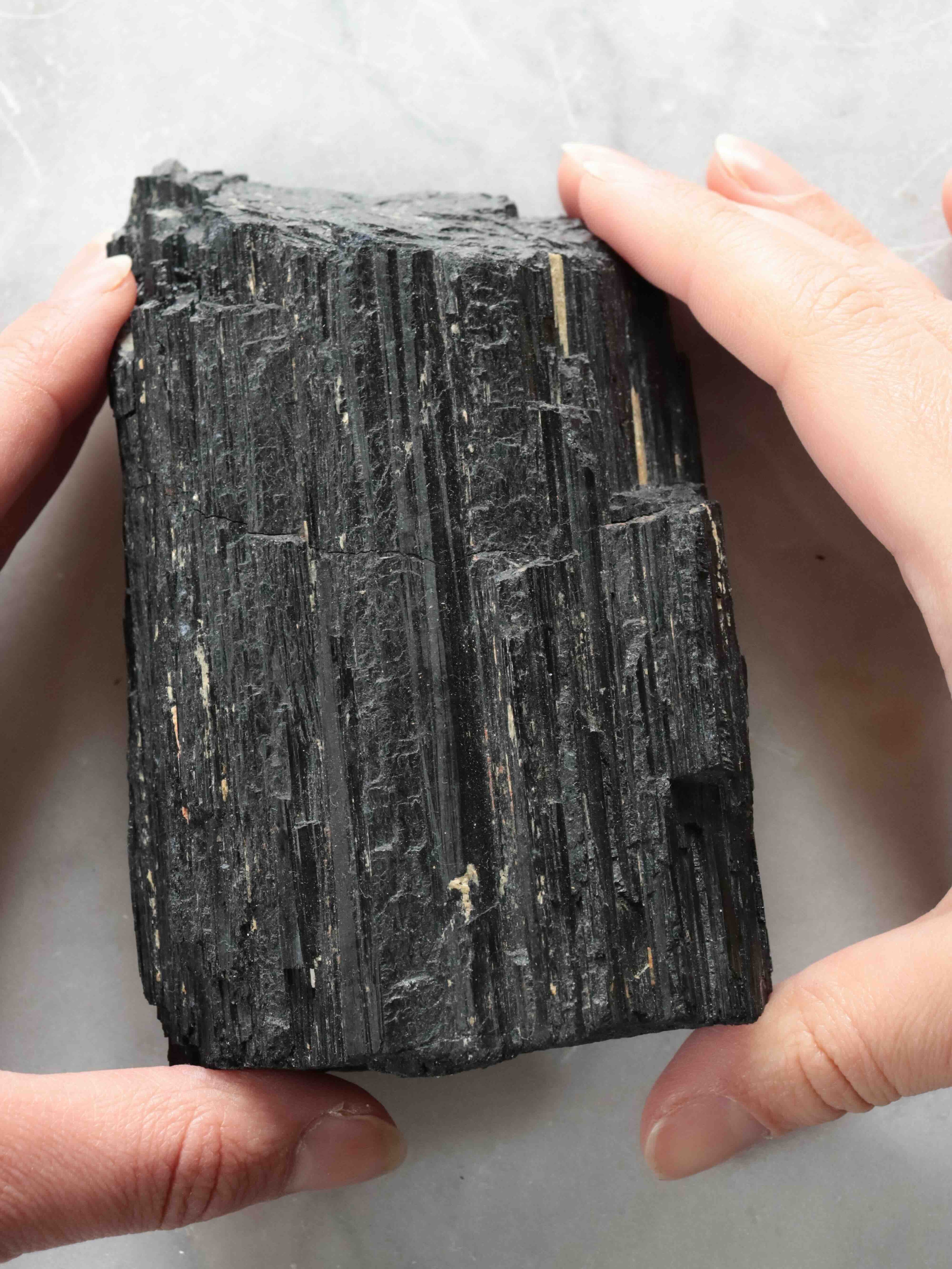 Tourmaline noire brute - Pierre pour éloigner les énergies négatives - SOLYA - Bijoux, Cristaux et mineraux en Belgique - Boutique de pierres naturelles et ethiques
