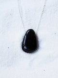 Tourmaline noire | Pierre pour éloigner les énergies négatives  | SOLYA | Bijoux, pierres, cristaux & minéraux en Belgique | Ethique et naturelle