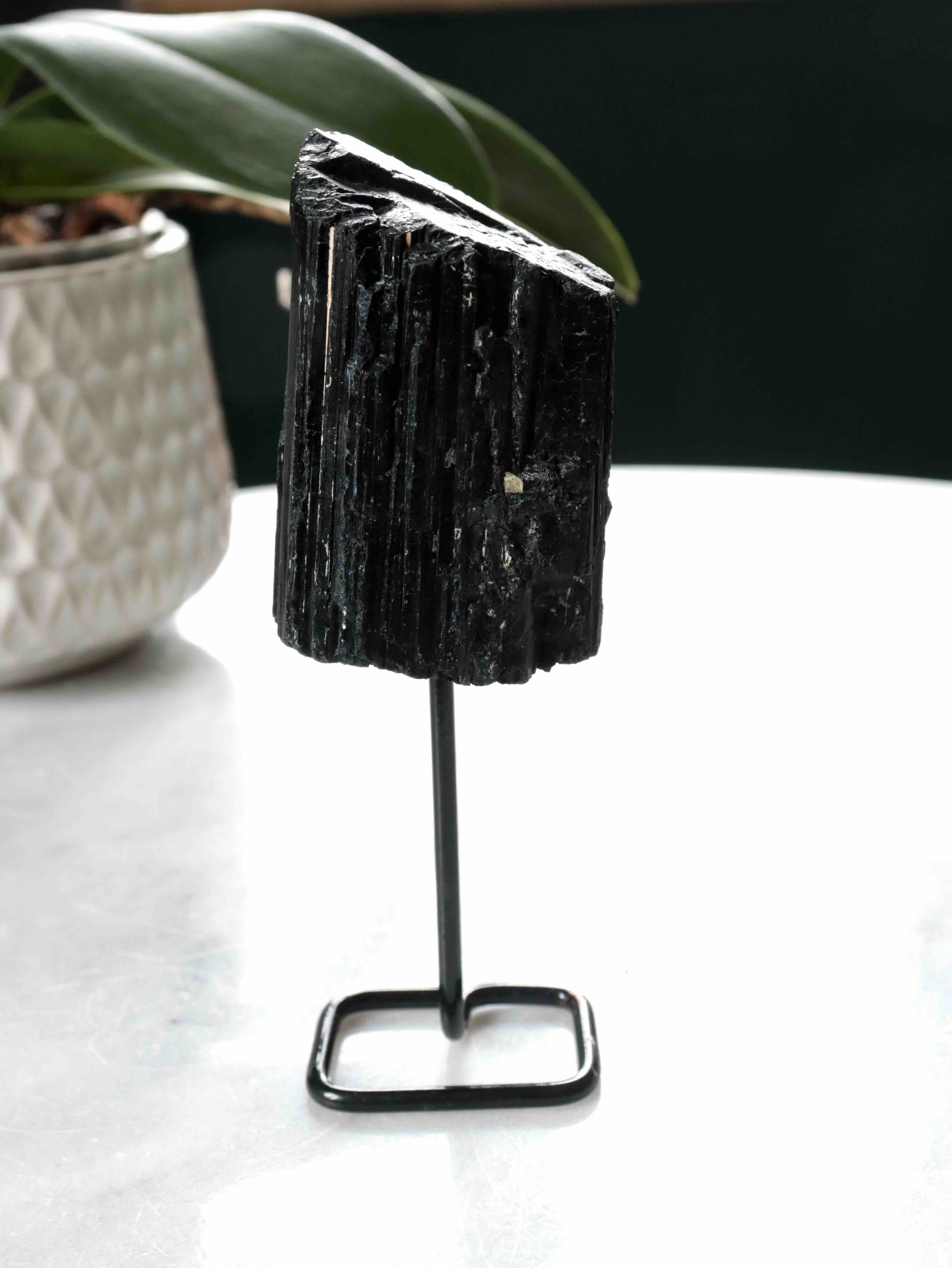 Tourmaline noire brute sur pied, vue de profil – pierre naturelle éthique pour éloigner les énergies négatives – SOLYA