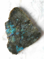 Tranche de labradorite – détail des reflets – pierre naturelle – SOLYA Belgique