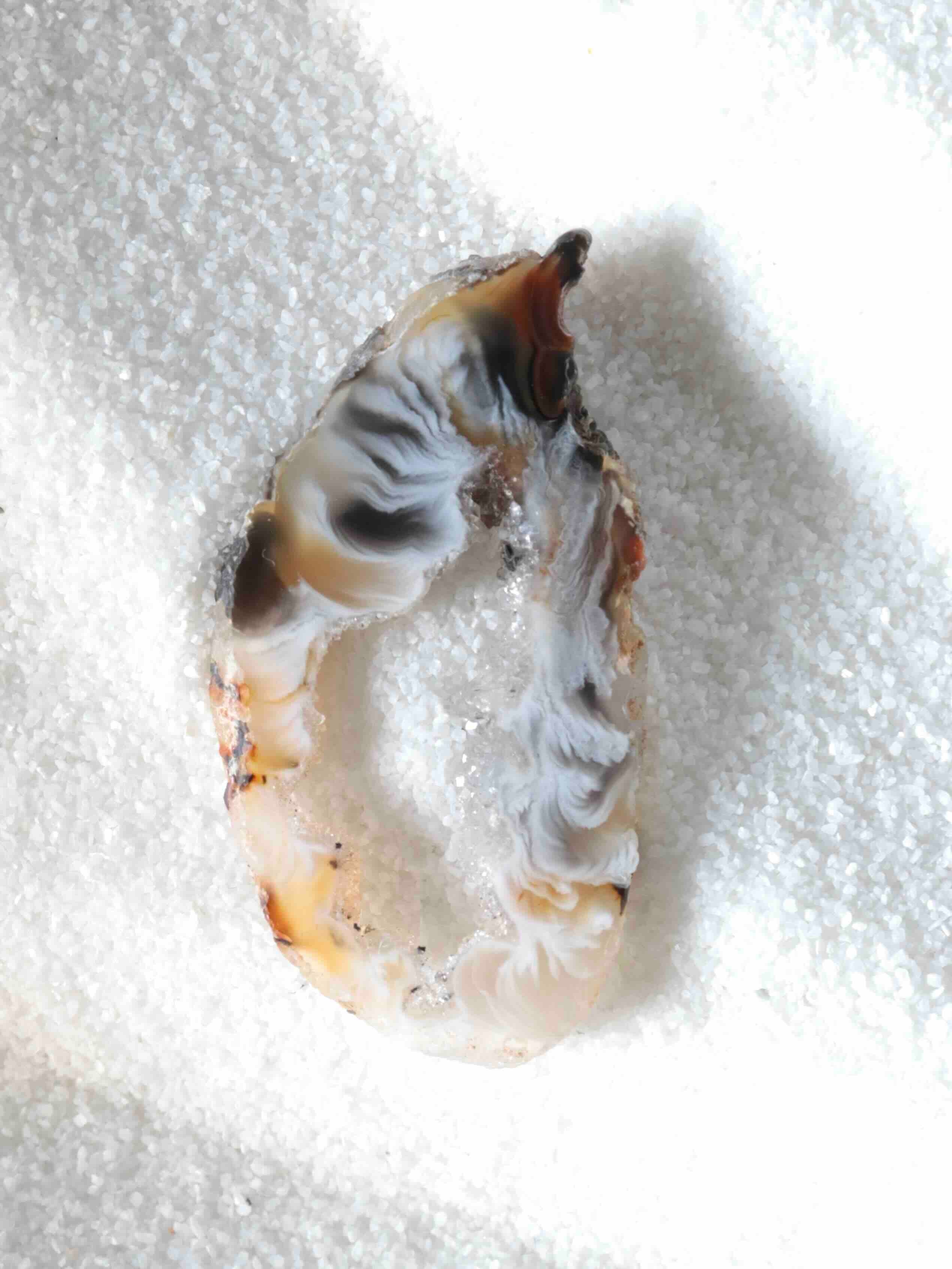 Mini tranche d'Agate naturelle – motifs tourbillonnants gris, brun et blanc avec druze cristallisée – pierre de chance et courage – SOLYA Belgique