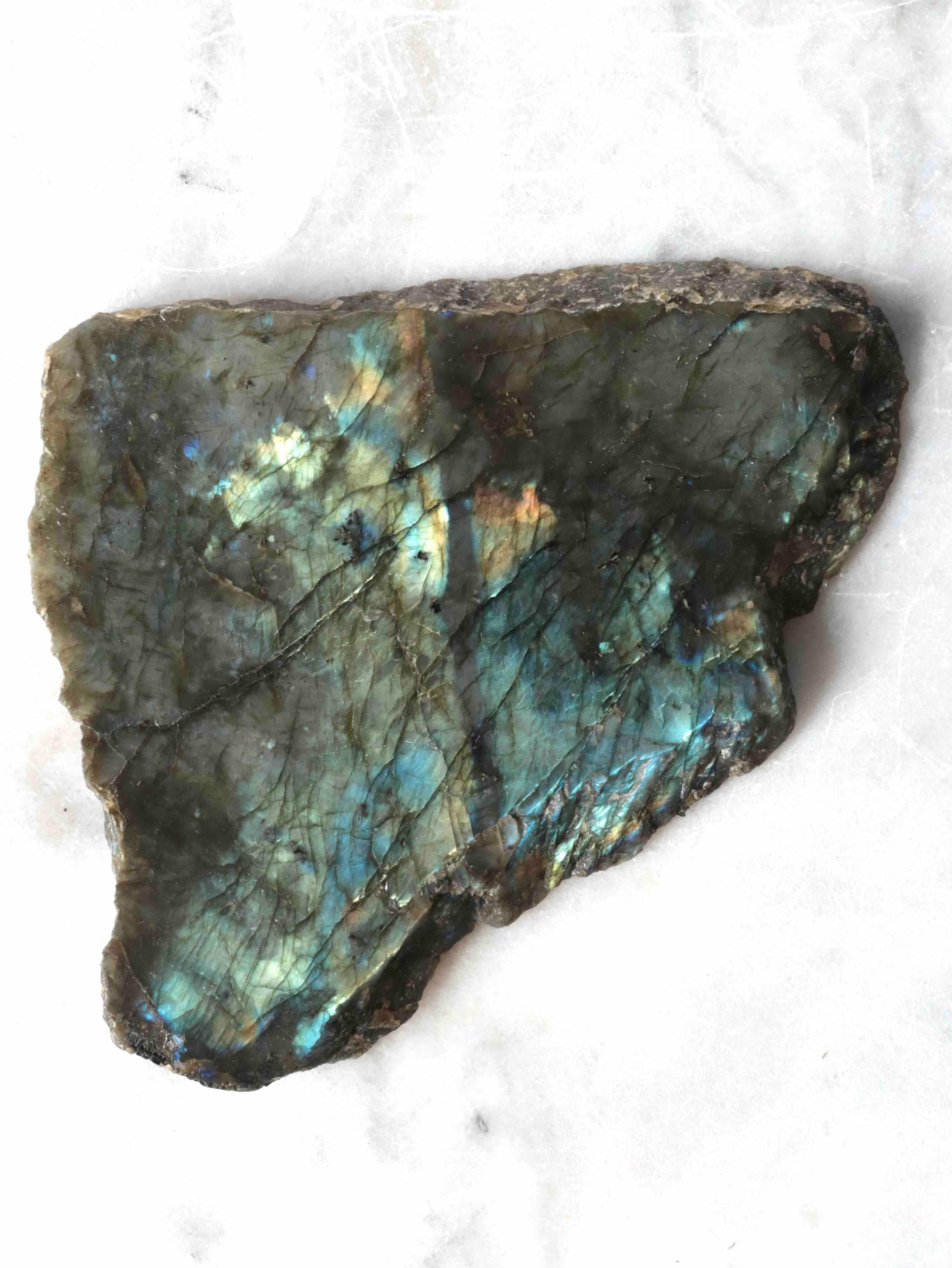 Tranche de labradorite forme libre – vue de face – boutique de cristaux en Belgique