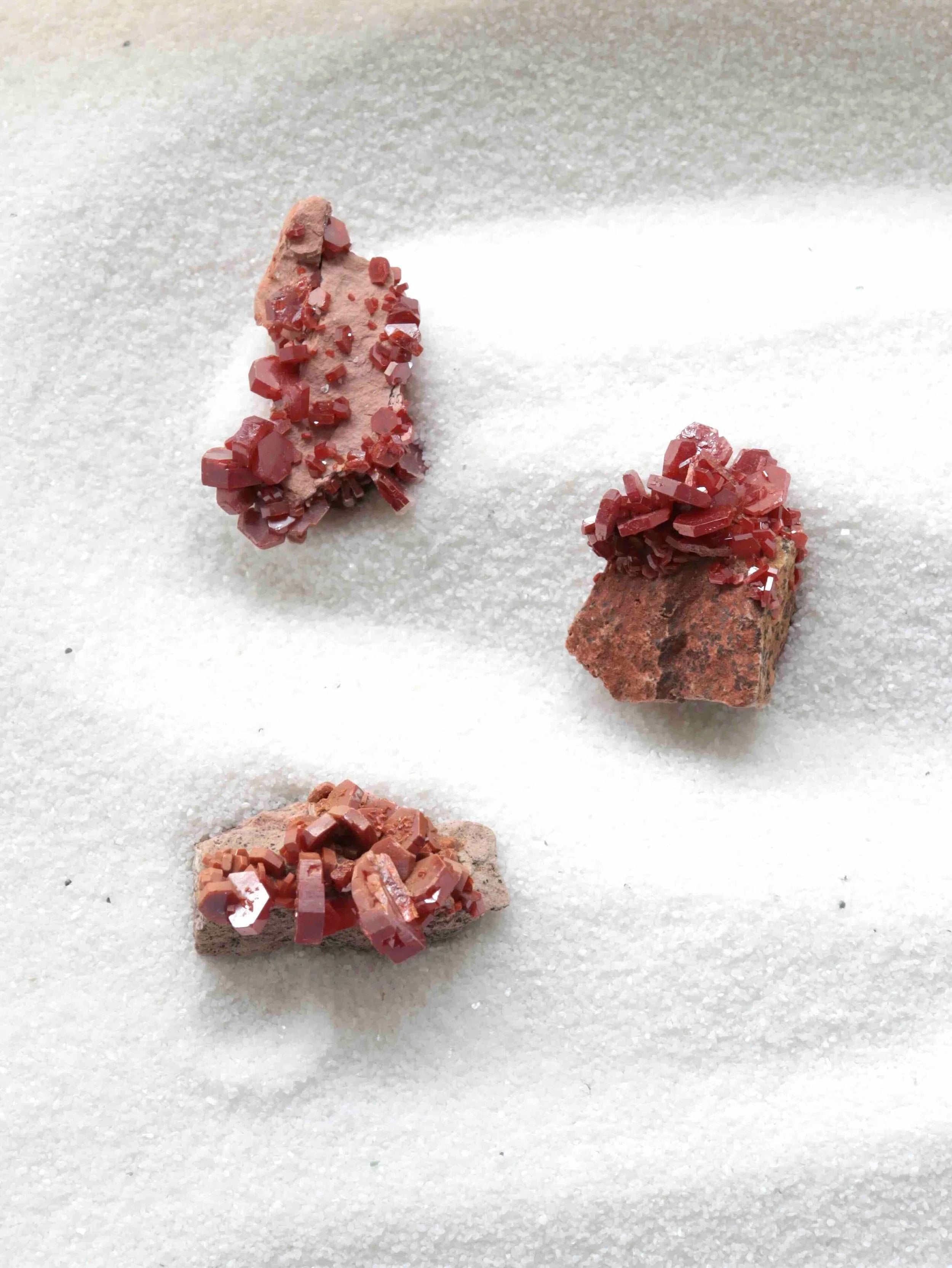 Vanadinite | Pierre pour la stabilite et l'ambition | SOLYA | Bijoux, cristaux & minéraux en Belgique | Eshop de pierres ethiques & naturelles | Sélectionnees par une gemmologue