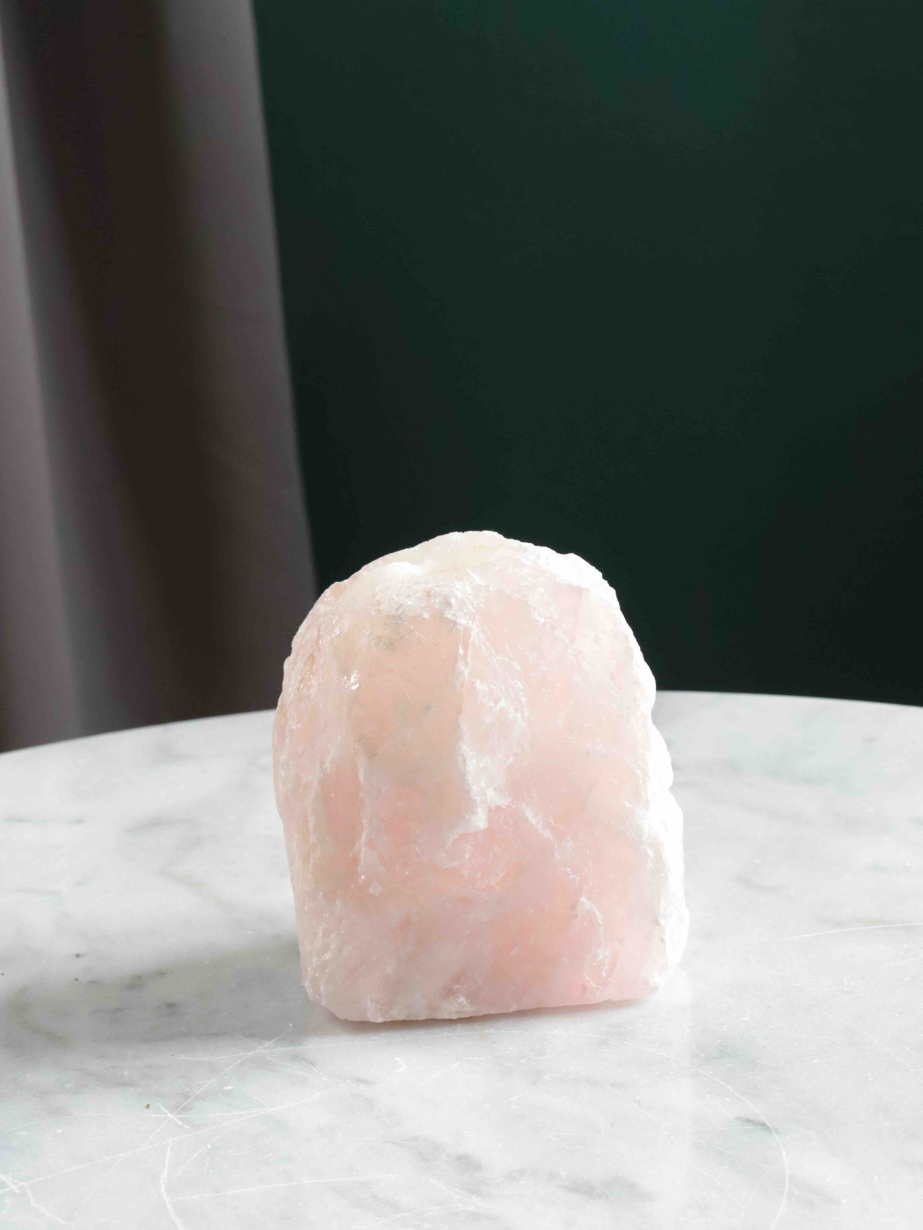 Vase Quartz rose du Brésil - Pierre pour l'Amour & la Douceur - Boutique de bijoux, cristaux et mineraux en Belgique