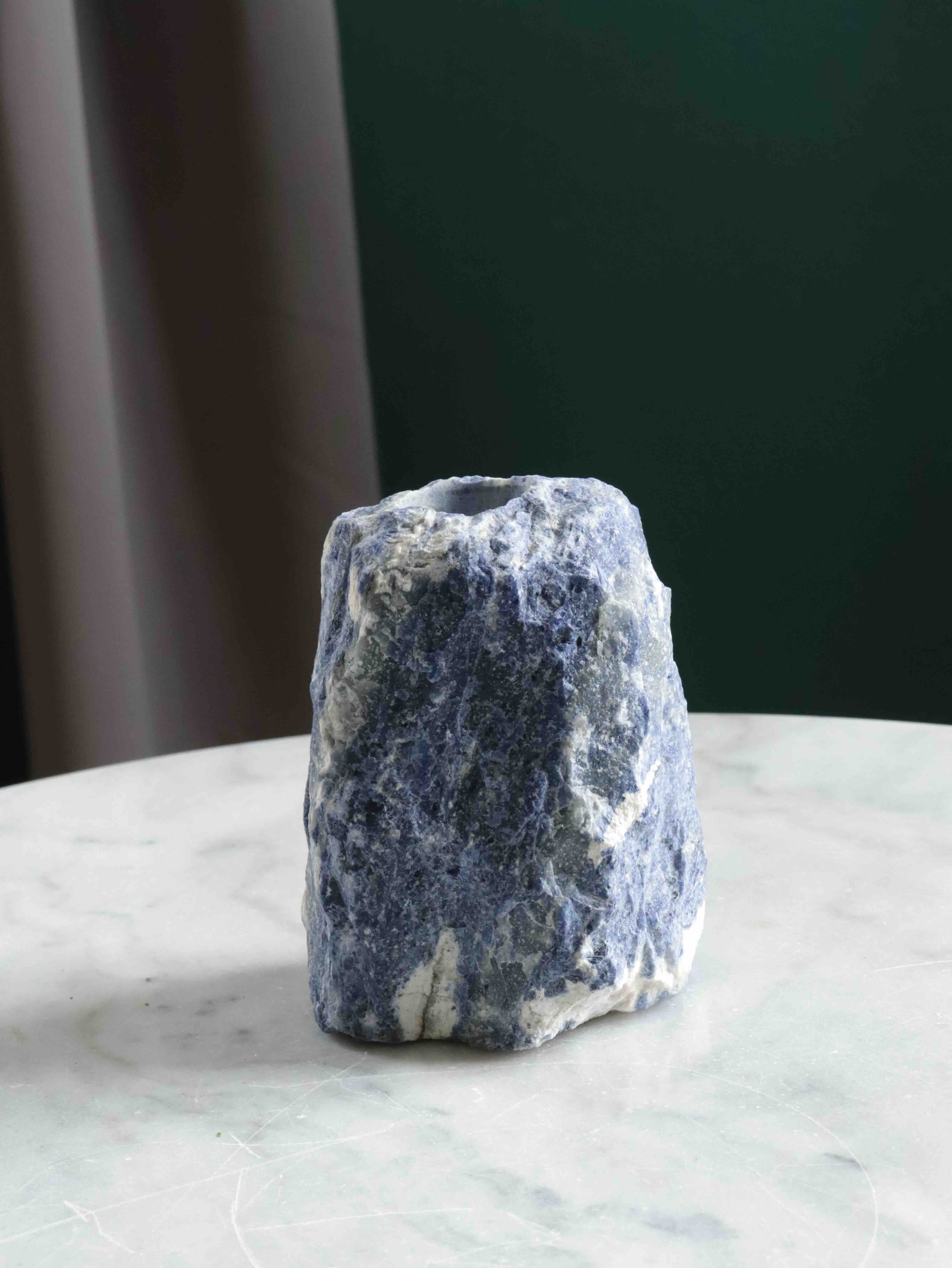 Vase Sodalite du Brésil - Pierre pour clarifier ses pensées - Boutique de bijoux, cristaux et mineraux en Belgique