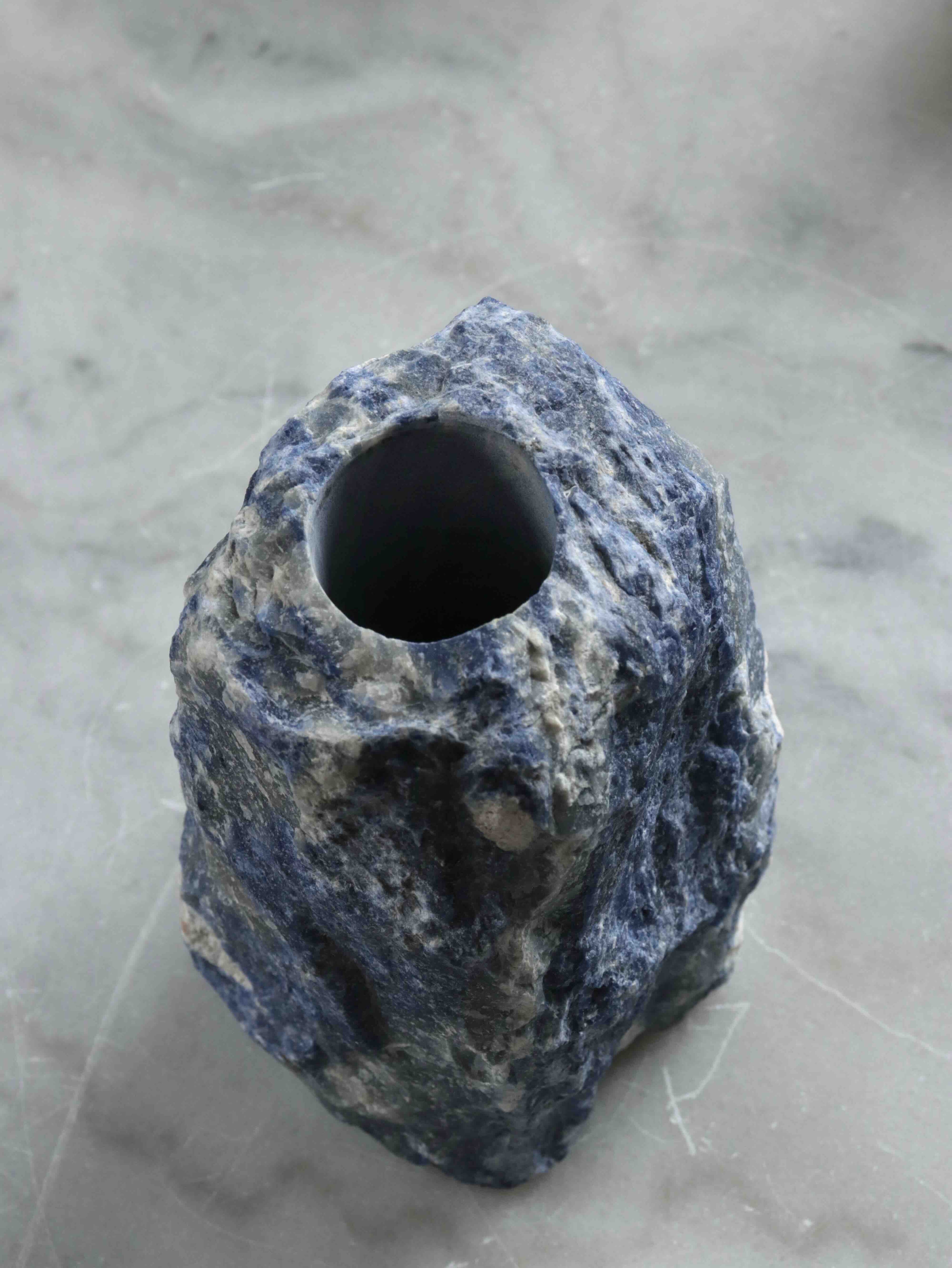 Vase Sodalite du Brésil - Pierre pour clarifier ses pensées - Boutique de bijoux, cristaux et mineraux en Belgique