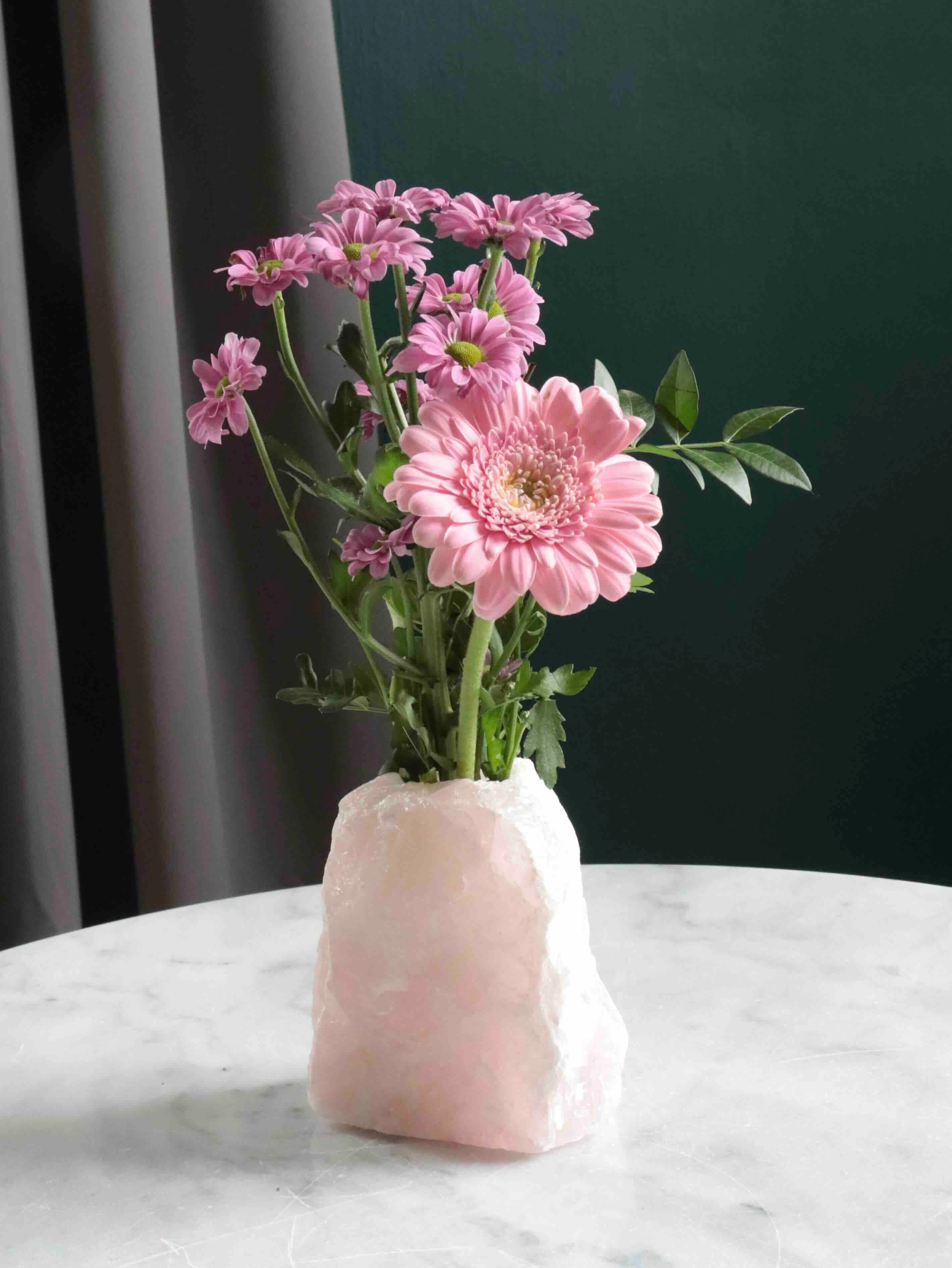 Vase Quartz rose du Brésil - Pierre pour l'Amour & la Douceur - Boutique de bijoux, cristaux et mineraux en Belgique