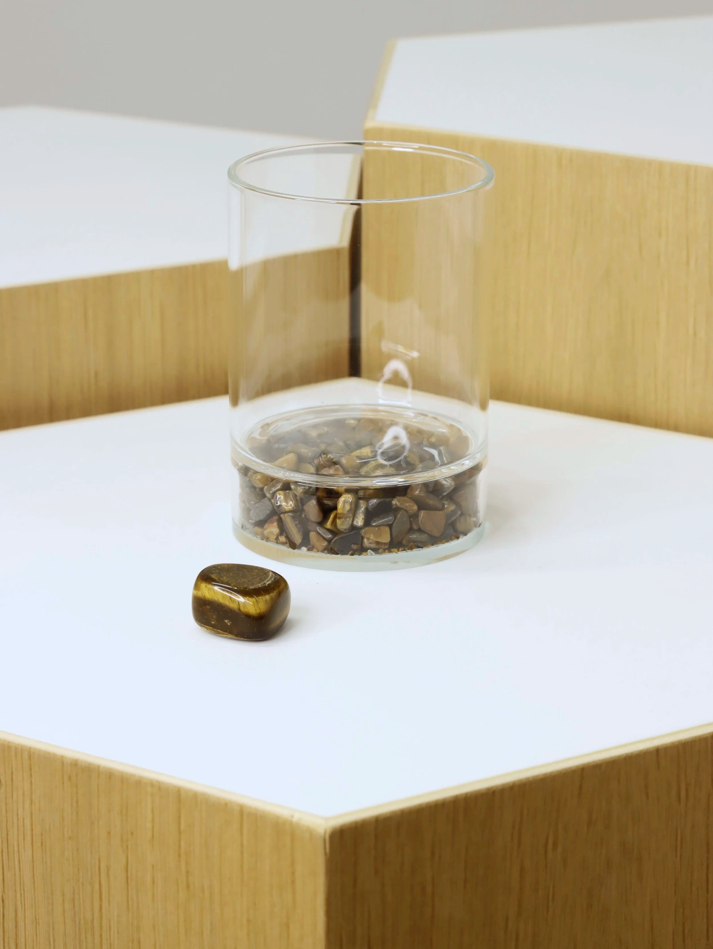 Bougie Oeil-de-Tigre | Pierre pour laisser briller sa lumiere | SOLYA | Pierres ethiques et naturelles en Belgique | Bijoux, cristaux et mineraux