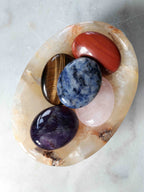 Bol en agate fleurie utilisé comme vide-poche à cristaux – améthyste, quartz rose, œil de tigre, jaspe – SOLYA